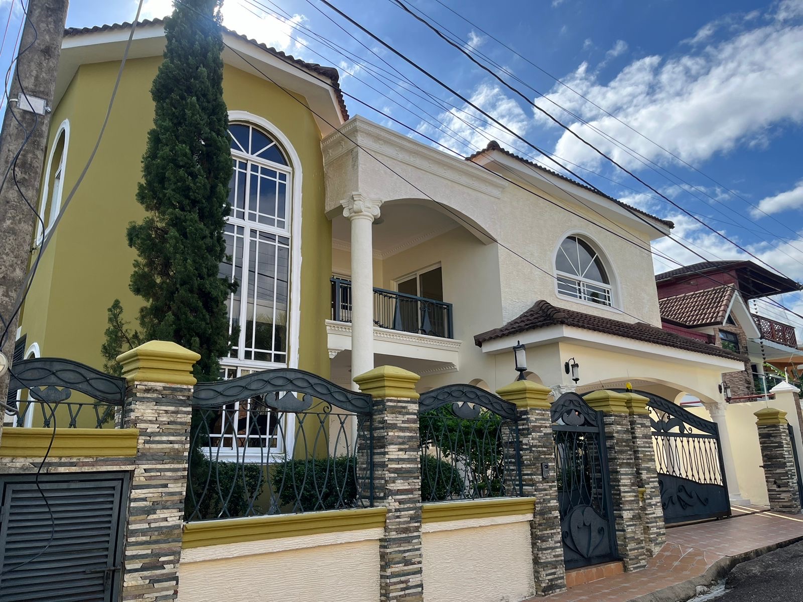 casas - Se Vende y Renta Espaciosa Casa en Exclusiva Urbanización en Puerto Plata, RD.