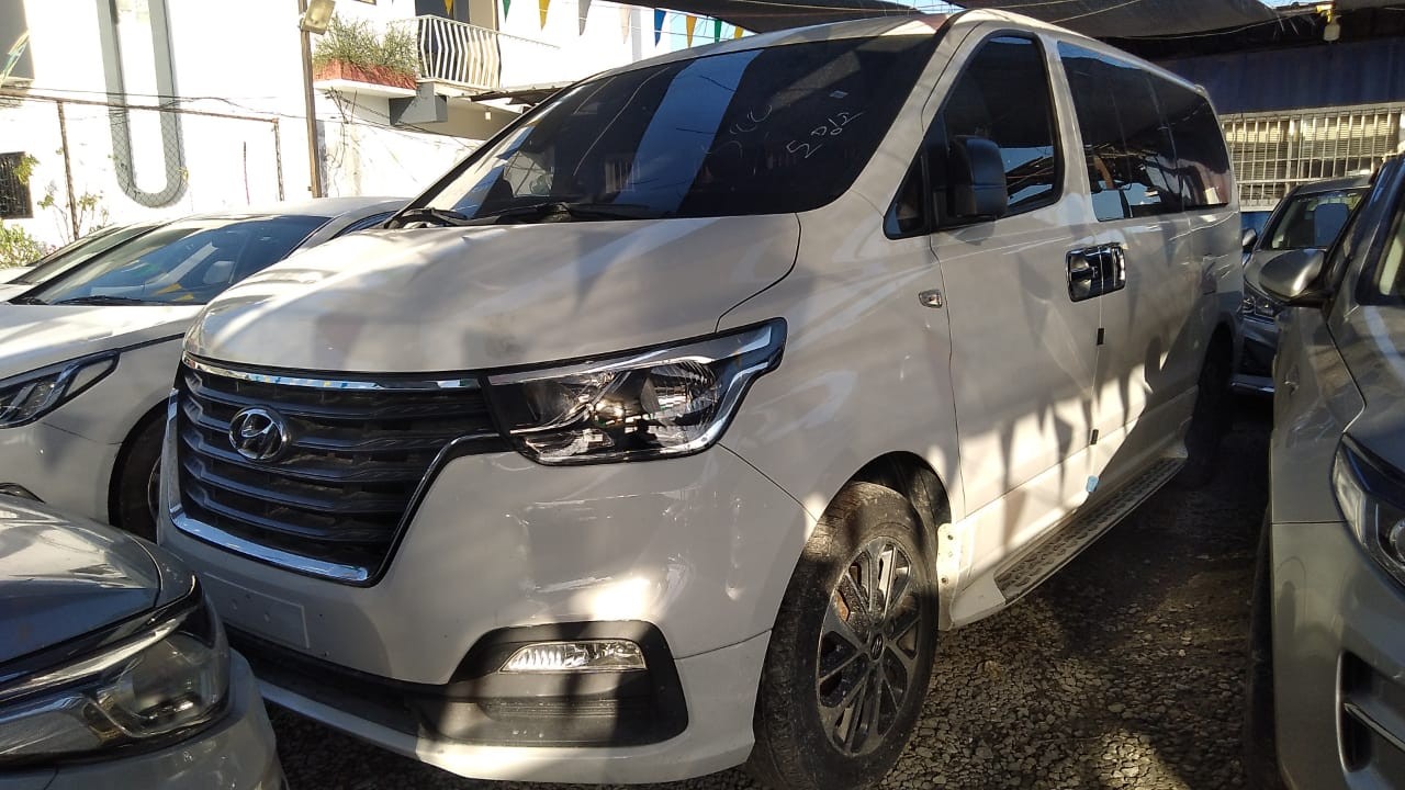 jeepetas y camionetas - HYUNDAI GRAND STAREX 2020 BLANCA 0