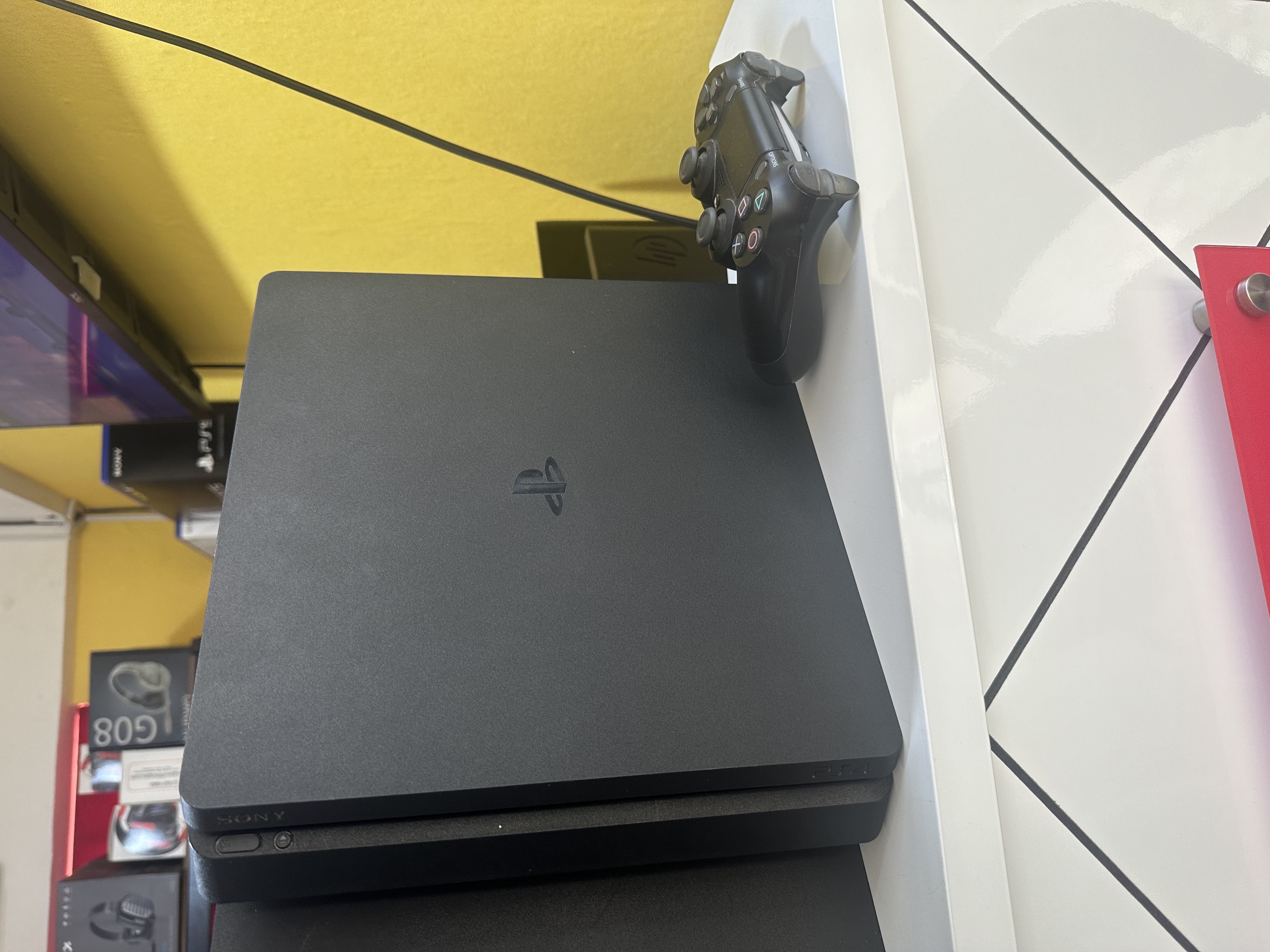 consolas y videojuegos - ps4 slim 1TB usados con un juego 