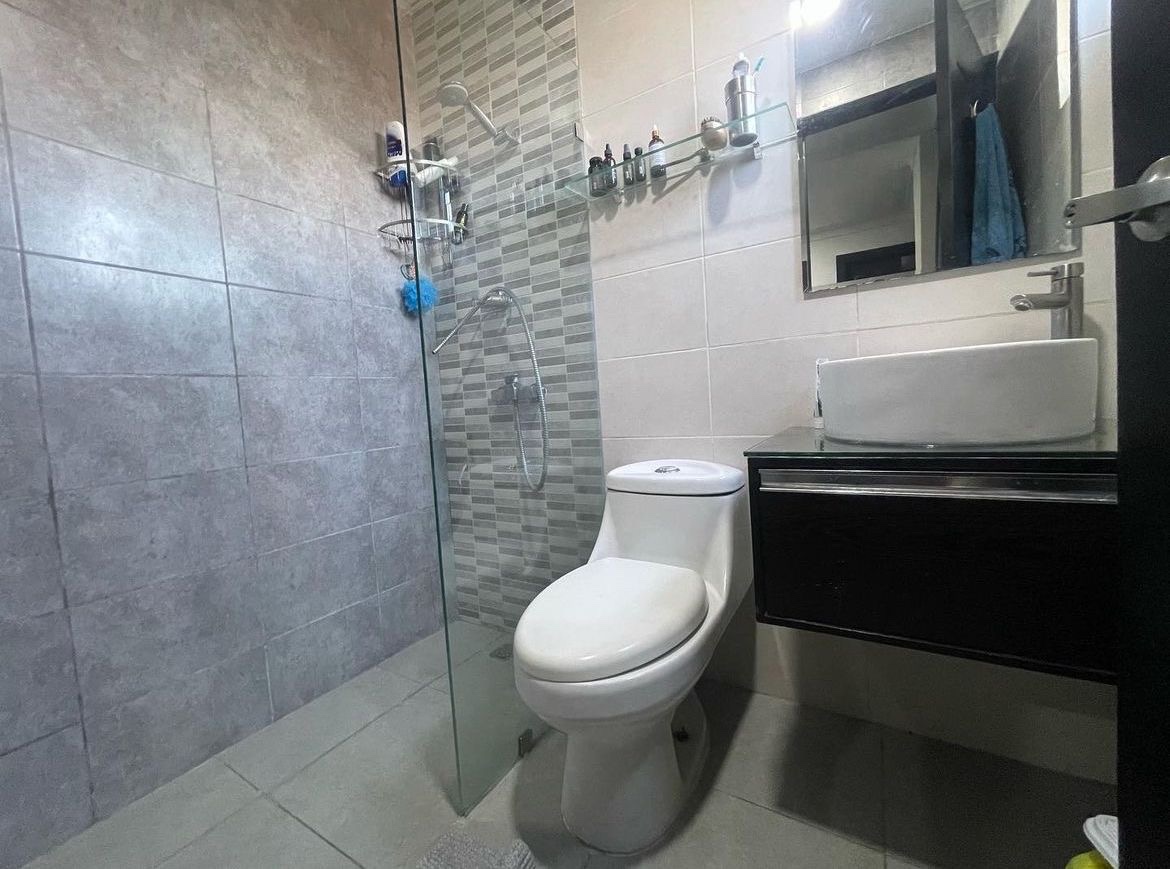 apartamentos - Vendo en el millón tres habitaciones con su baño dos parqueos balcón lokert serv 5