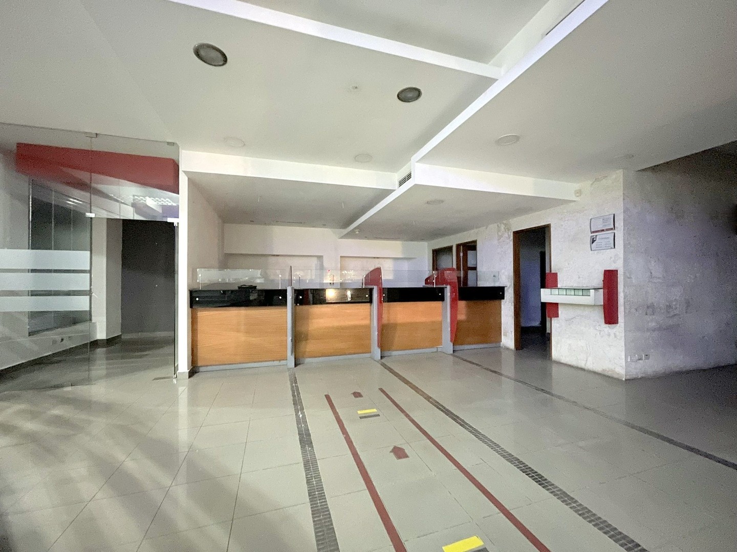 oficinas y locales comerciales - Local comercial 110m2 1er nivel Alma Rosa l