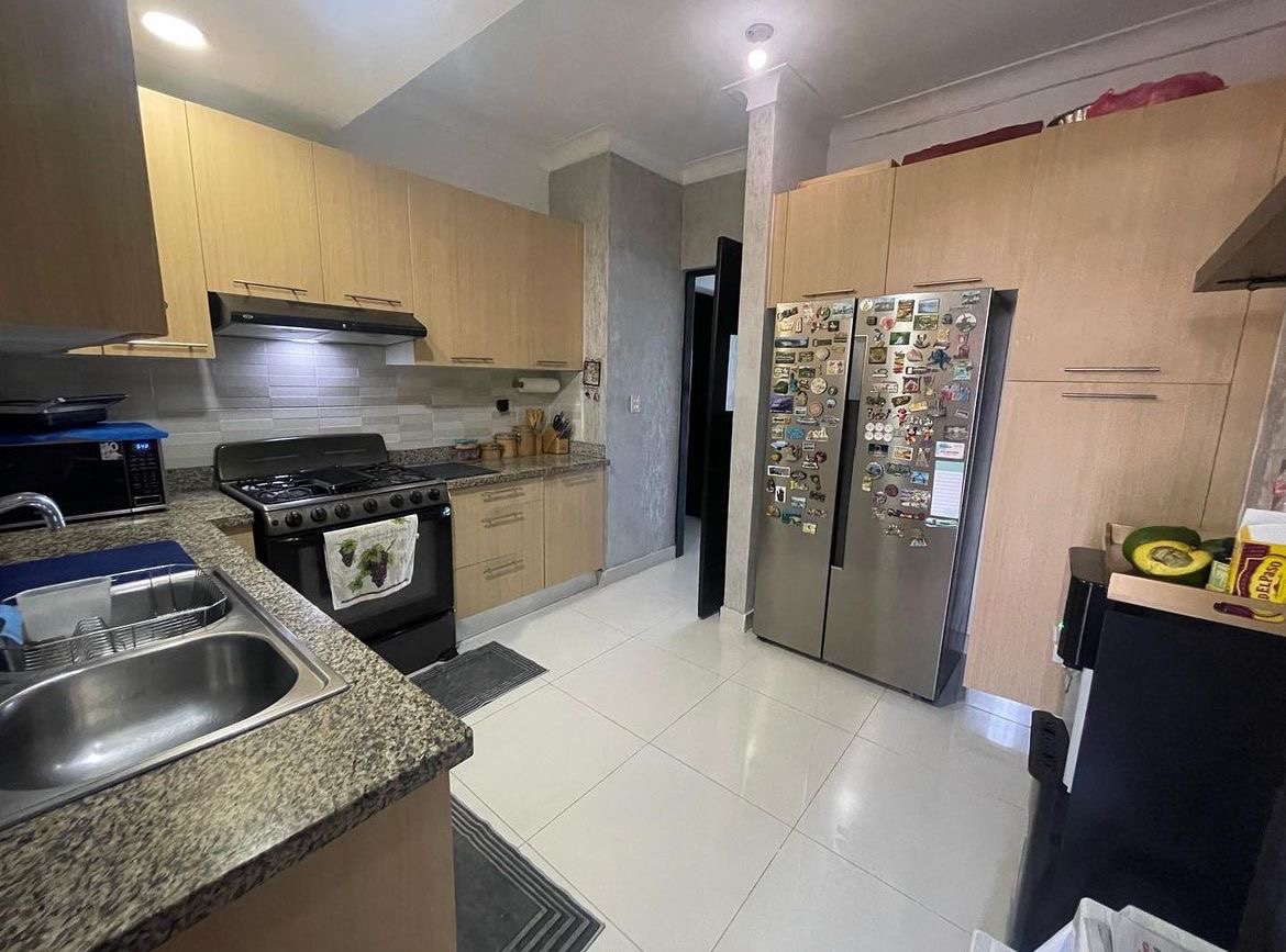 apartamentos - Vendo en el millón tres habitaciones con su baño dos parqueos balcón lokert serv 2