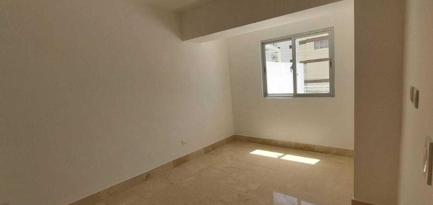 apartamentos - Apartamento 2do piso con terraza en evaristo morales 3