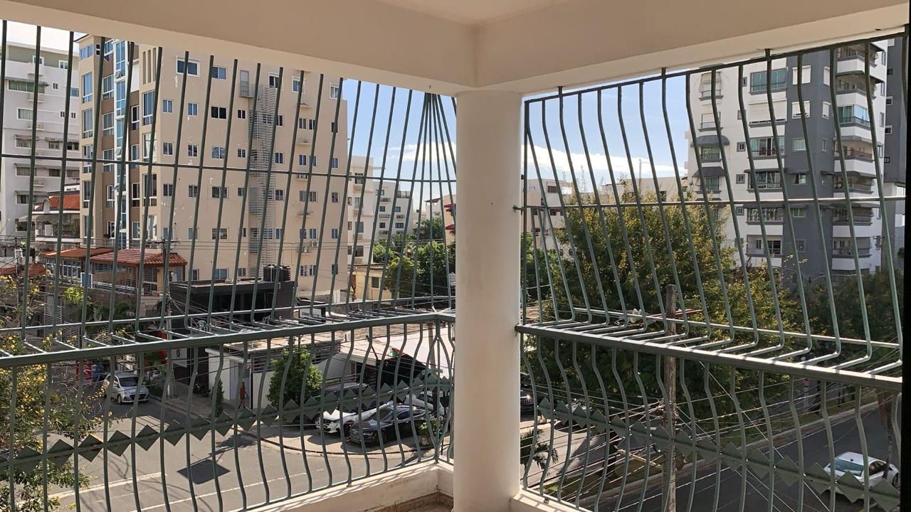 oficinas y locales comerciales - Alquilo apartamento 
160 mts2
Tres habitaciones, 2.5  parqueos 