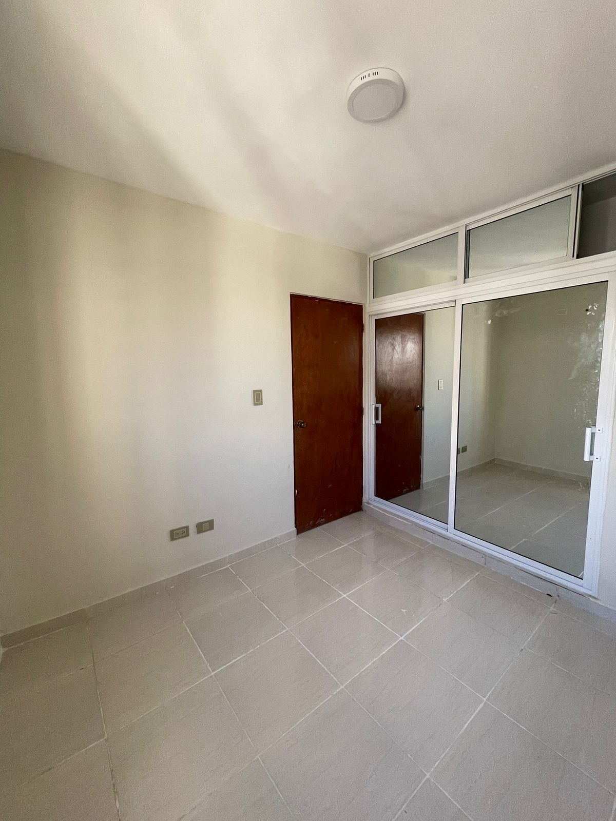 apartamentos - venta de apartamento 4to piso remodelado en la autopista de san Isidro 4