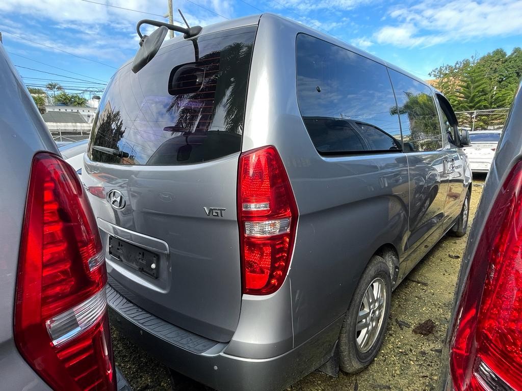 jeepetas y camionetas - HYUNDAI GRAN STAREX 2017 GRIS 2