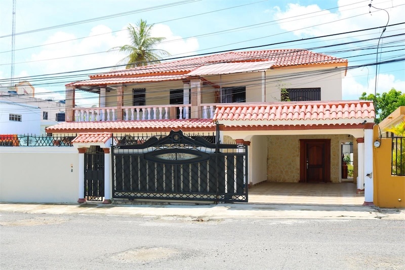 casas - Amplia casa de 6 habitaciones en venta.