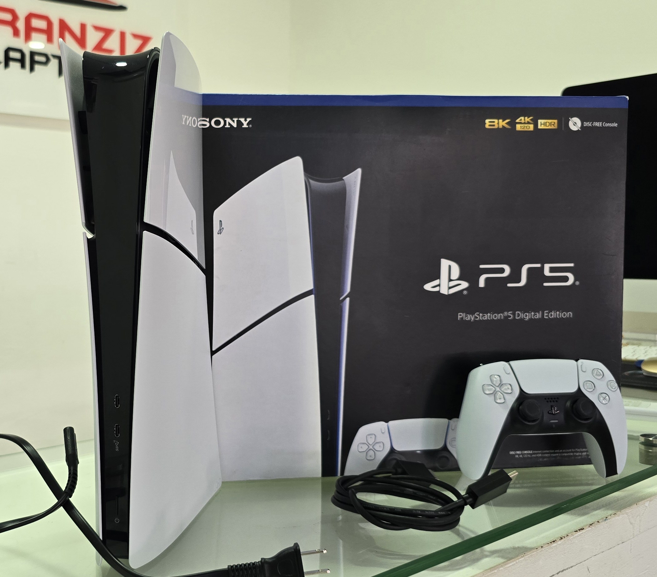 consolas y videojuegos - Ps5 Slim Digital en Caja completo con todos sus accesorios 