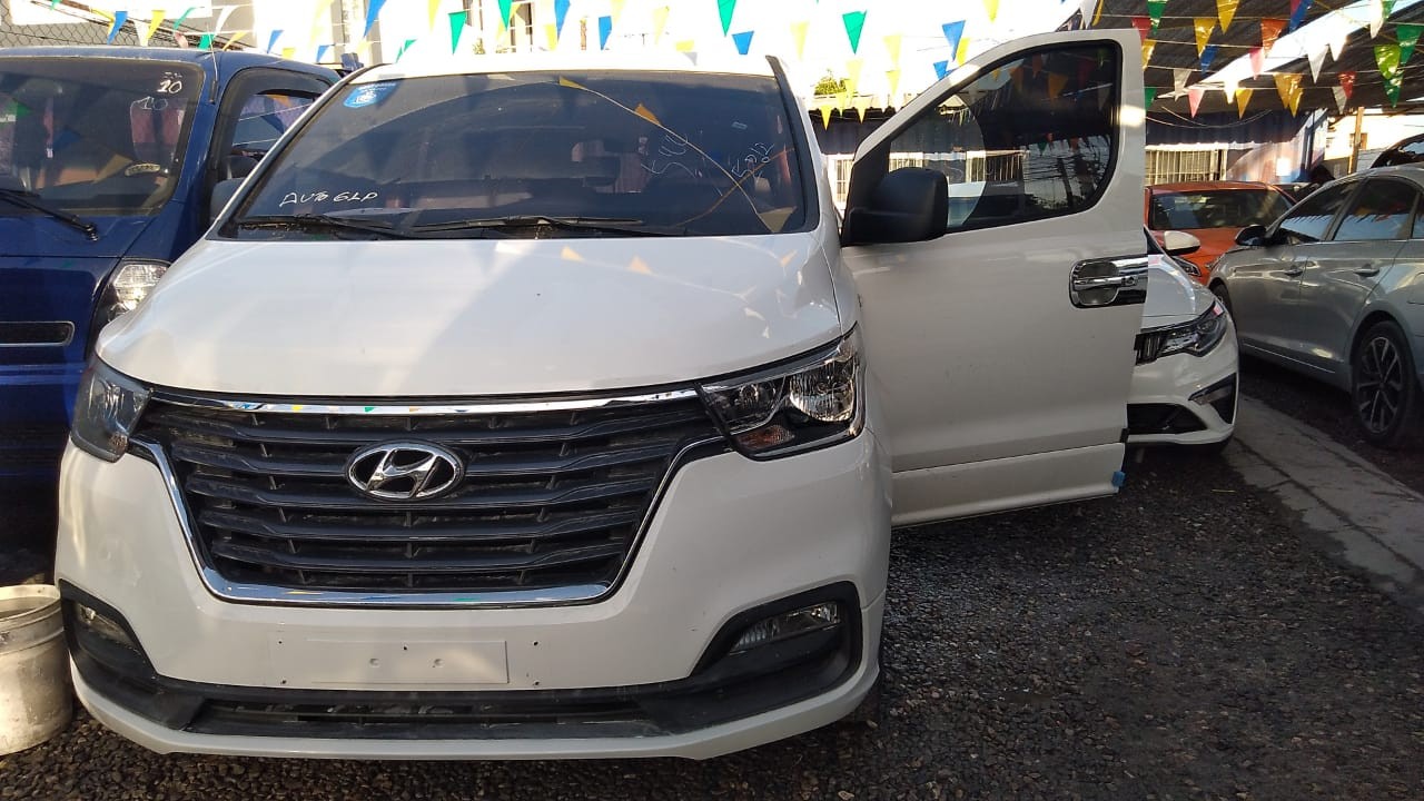 jeepetas y camionetas - HYUNDAI GRAND STAREX 2020 BLANCA 6