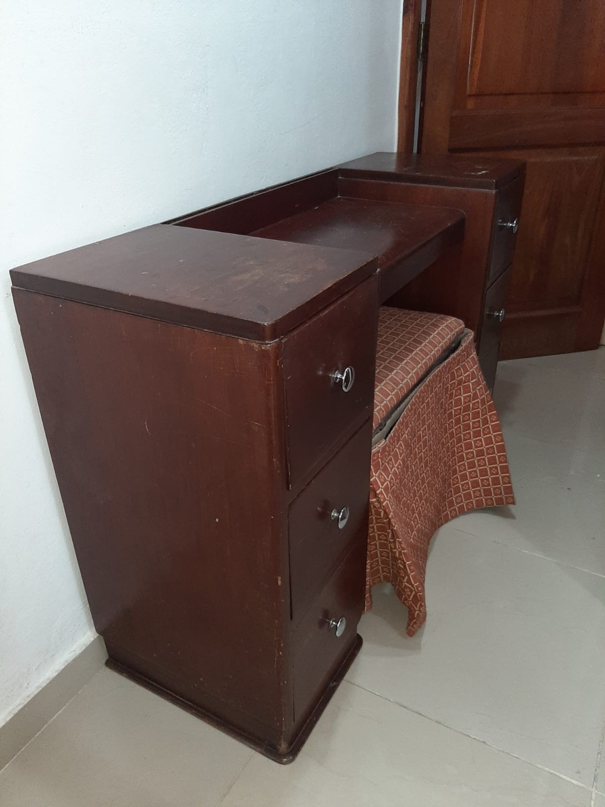 muebles y colchones - Tocador de caoba con butaca RD$15,000