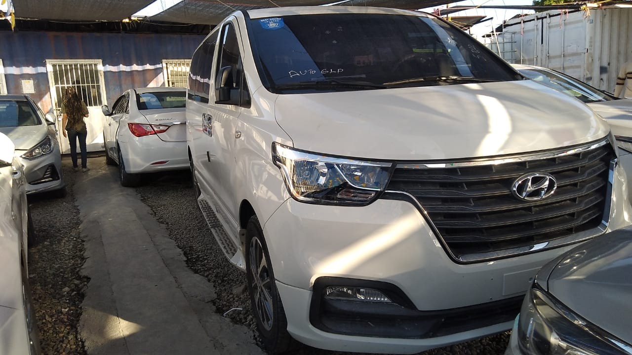 jeepetas y camionetas - HYUNDAI GRAND STAREX 2020 BLANCA 1