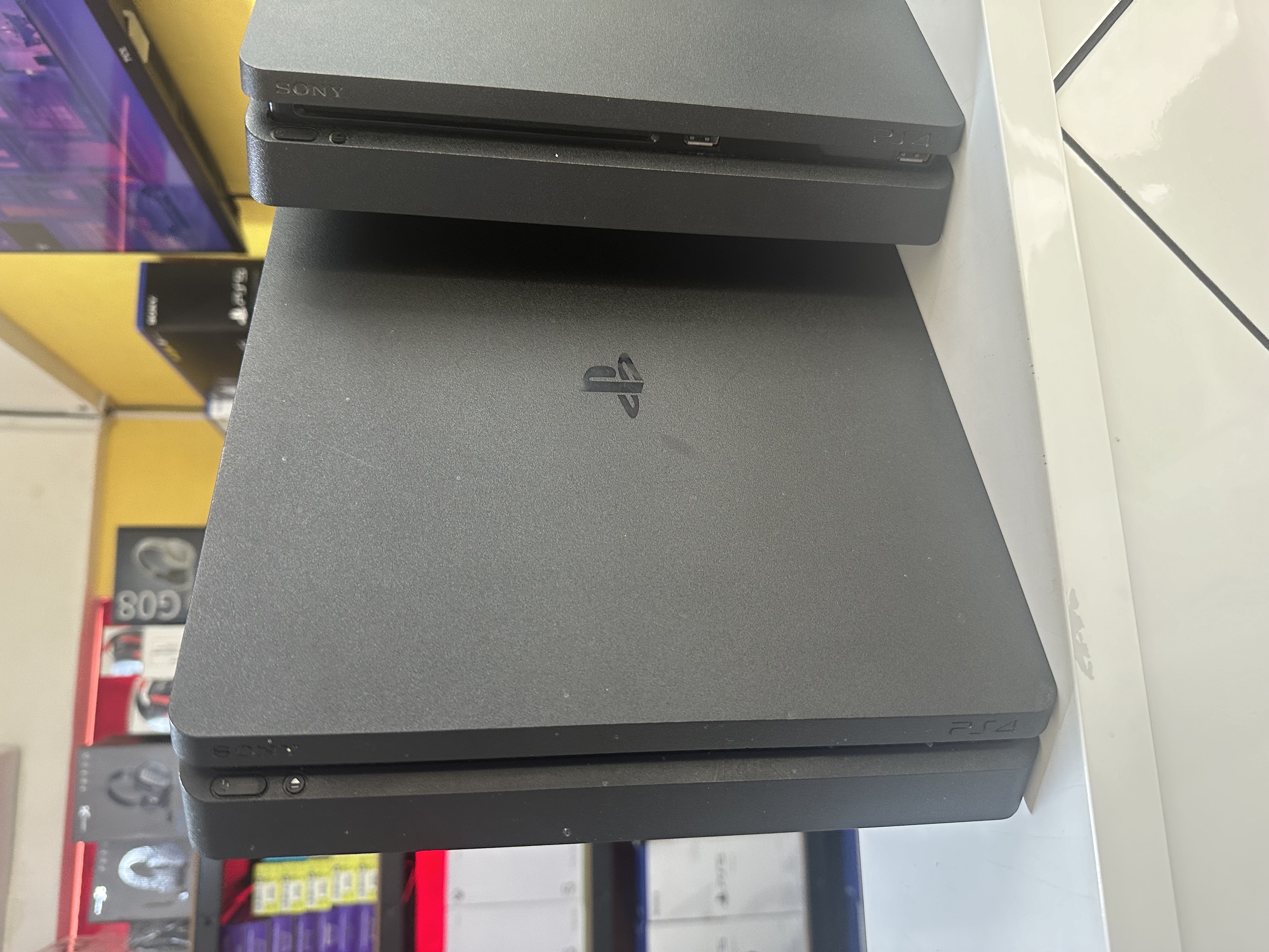 consolas y videojuegos - ps4 slim 1TB usados con un juego  1