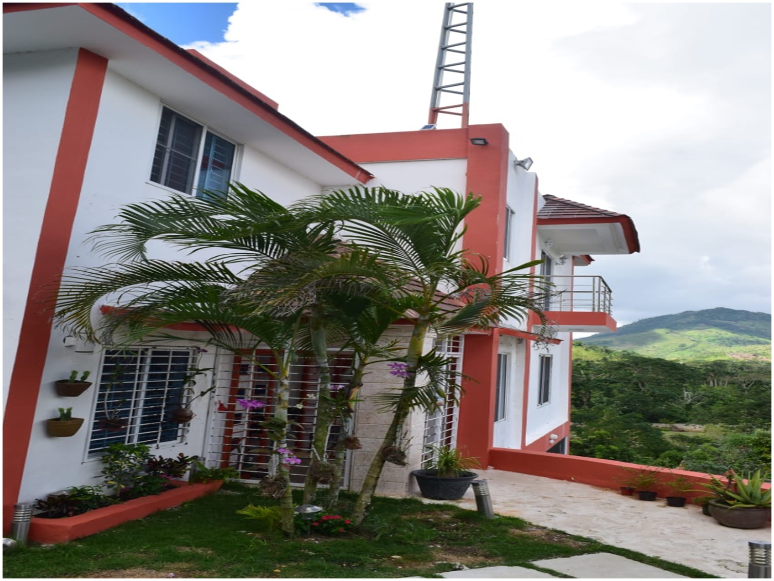 casas vacacionales y villas - VILLA DE LUJO,  AMUEBLADA, 2 NIVELES, EN LA MONTAÑA DE  ANAMUYA, HIGUEY, 800 Mts