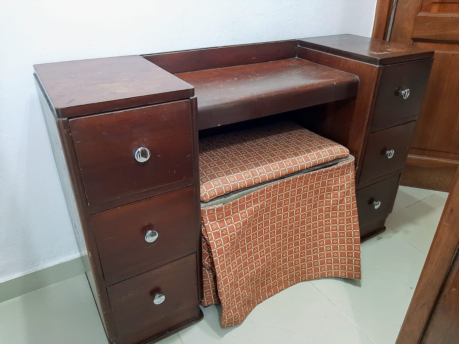 muebles y colchones - Tocador de caoba con butaca RD$15,000 1