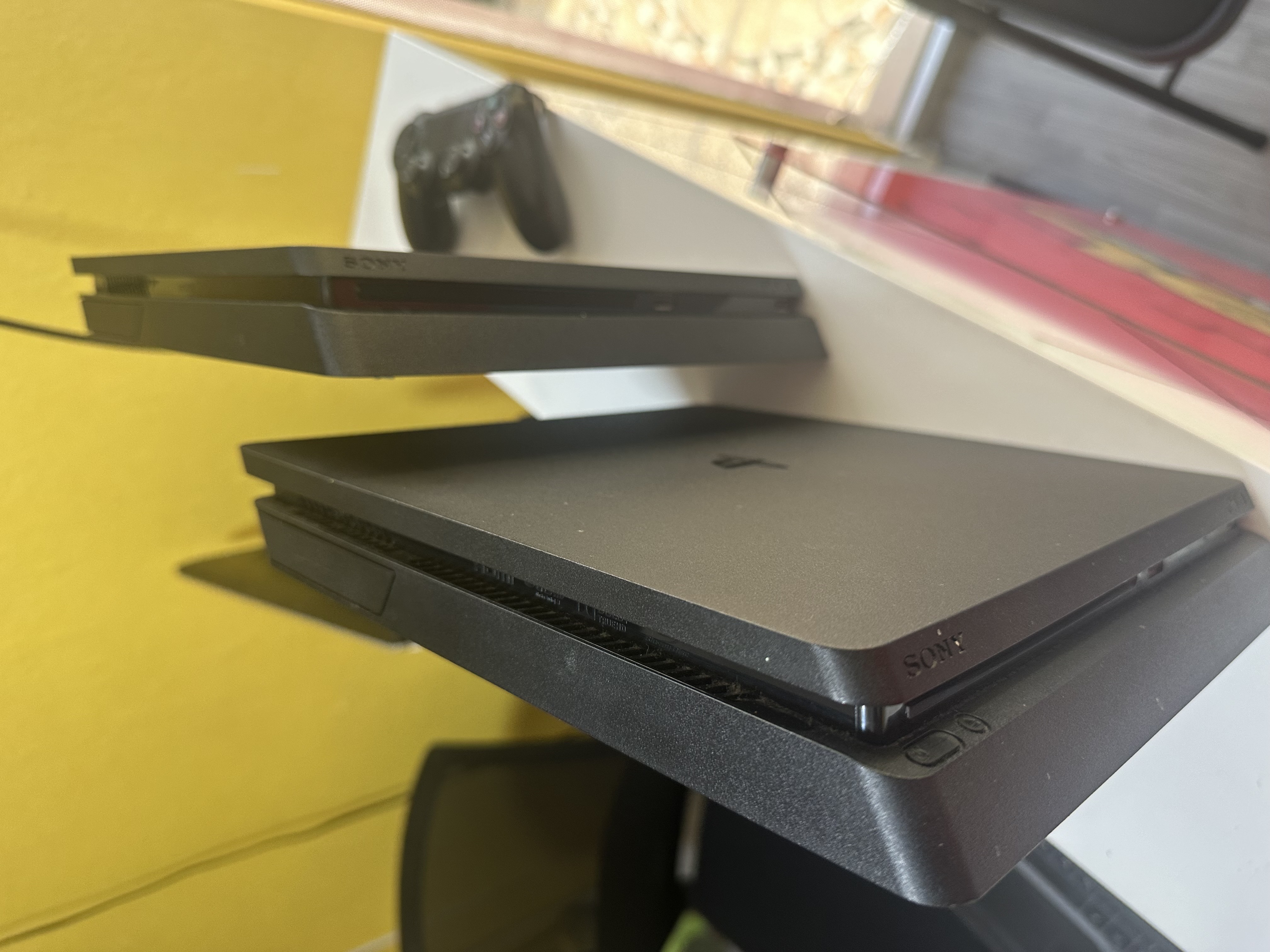 consolas y videojuegos - ps4 slim 1TB usados con un juego  2