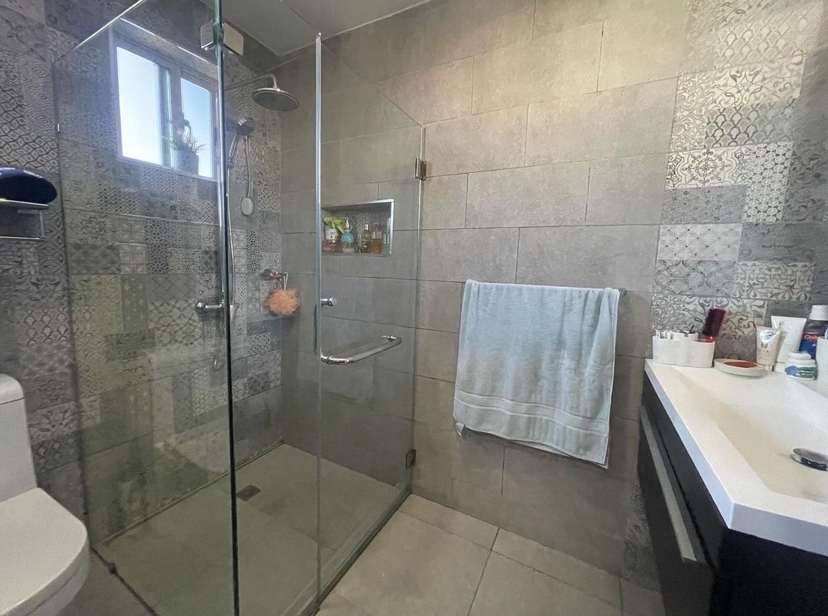 apartamentos - Vendo en el millón tres habitaciones con su baño dos parqueos balcón lokert serv 7