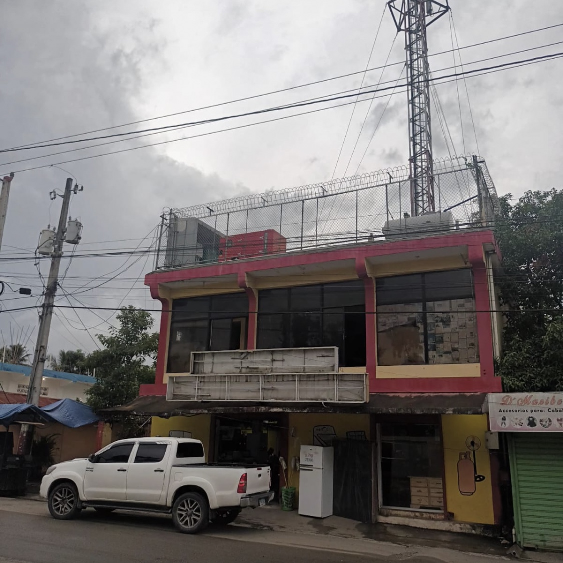 oficinas y locales comerciales - venta de Local comercial frente a Liceo 
con contrato de antena claro 