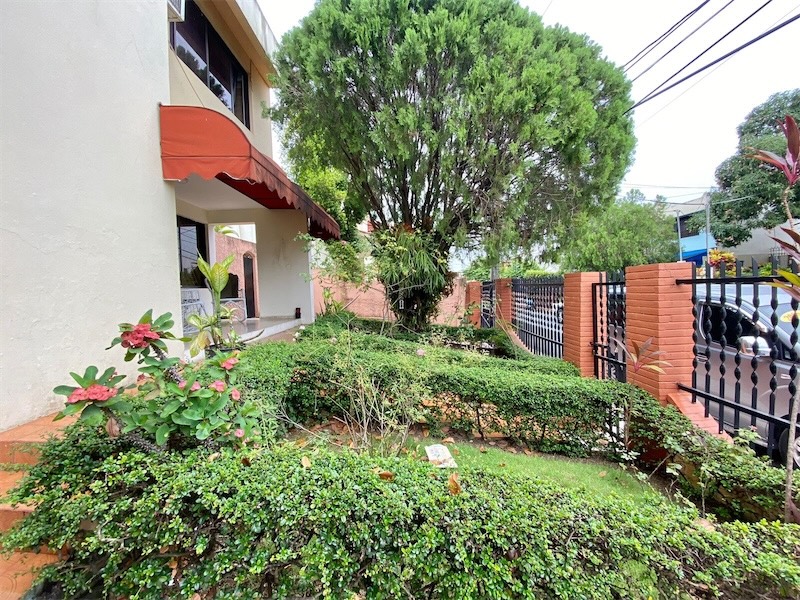 casas - Vendo amplia casa en los próceres Distrito Nacional de 350mts  8