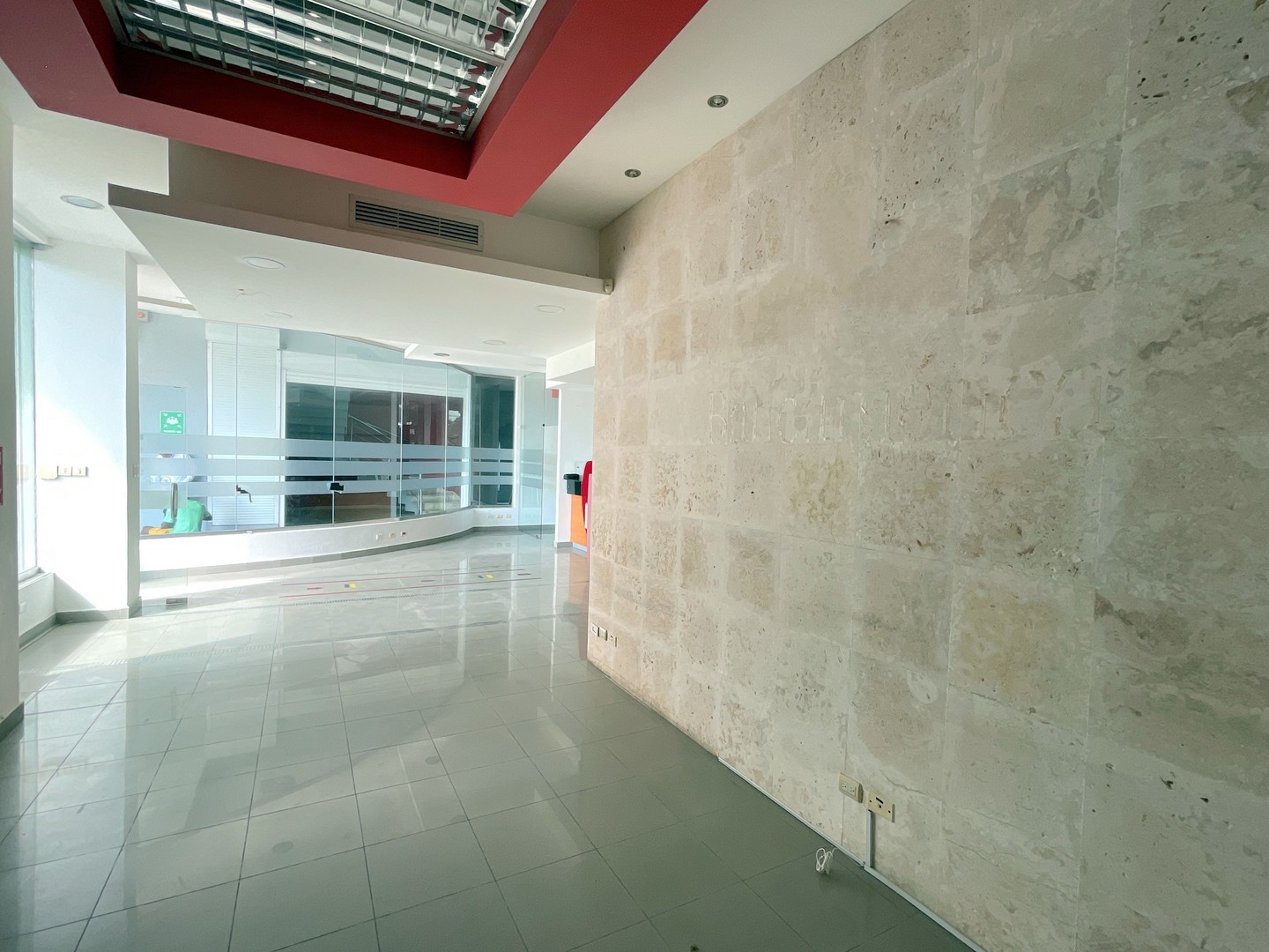 oficinas y locales comerciales - Local comercial 110m2 1er nivel Alma Rosa l 9