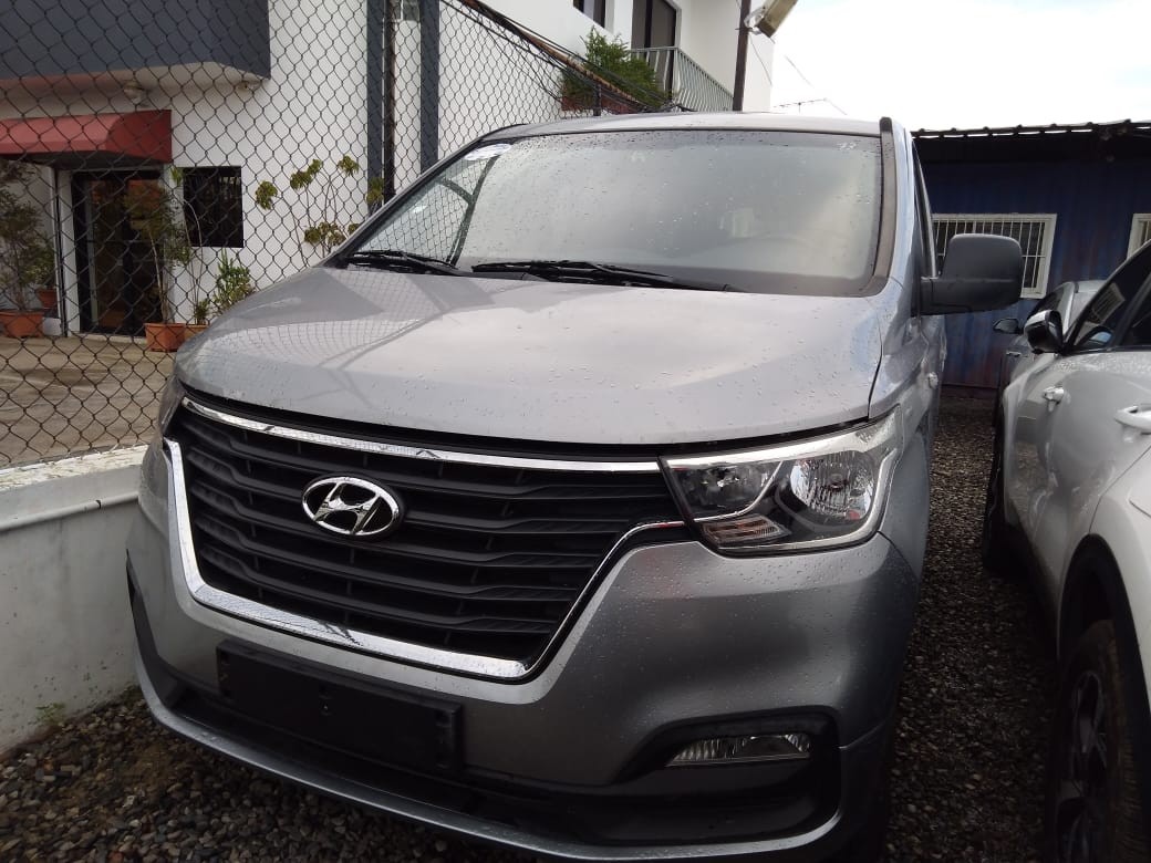 jeepetas y camionetas - HYUNDAI GRAND STAREX 2018 GRISDESDE: RD$1,300.100 3