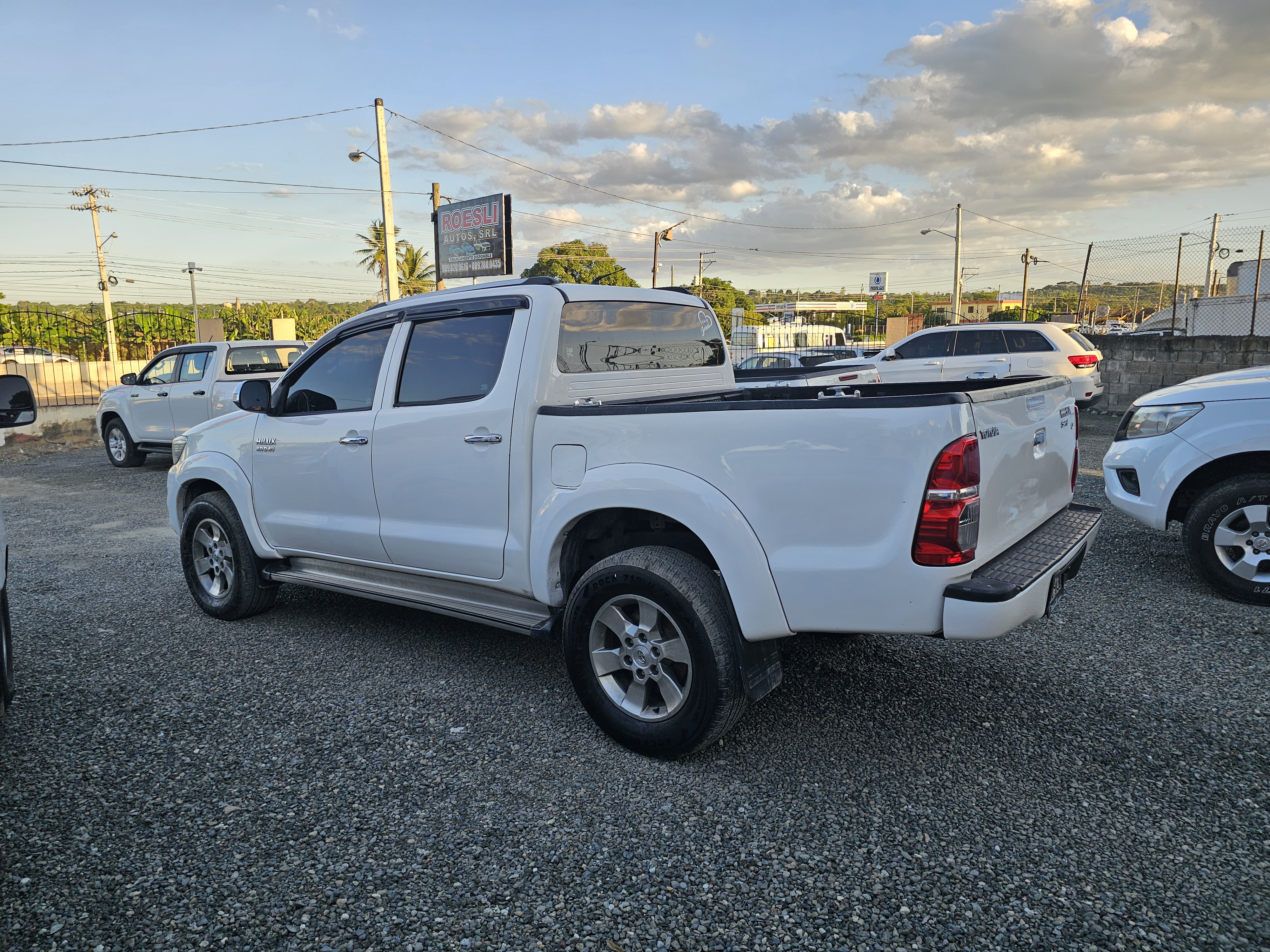 jeepetas y camionetas - Toyota hilux srv 2013 3