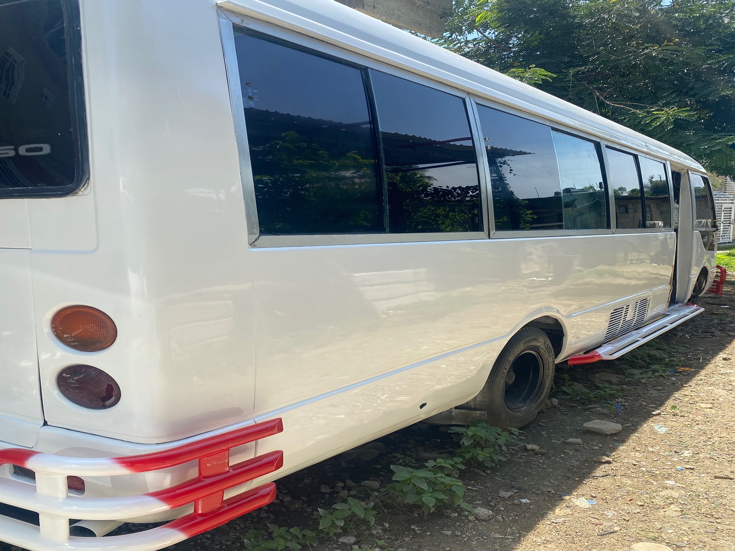 camiones y vehiculos pesados - Vendo una guagua Mitsubishi de 34 pasajero 