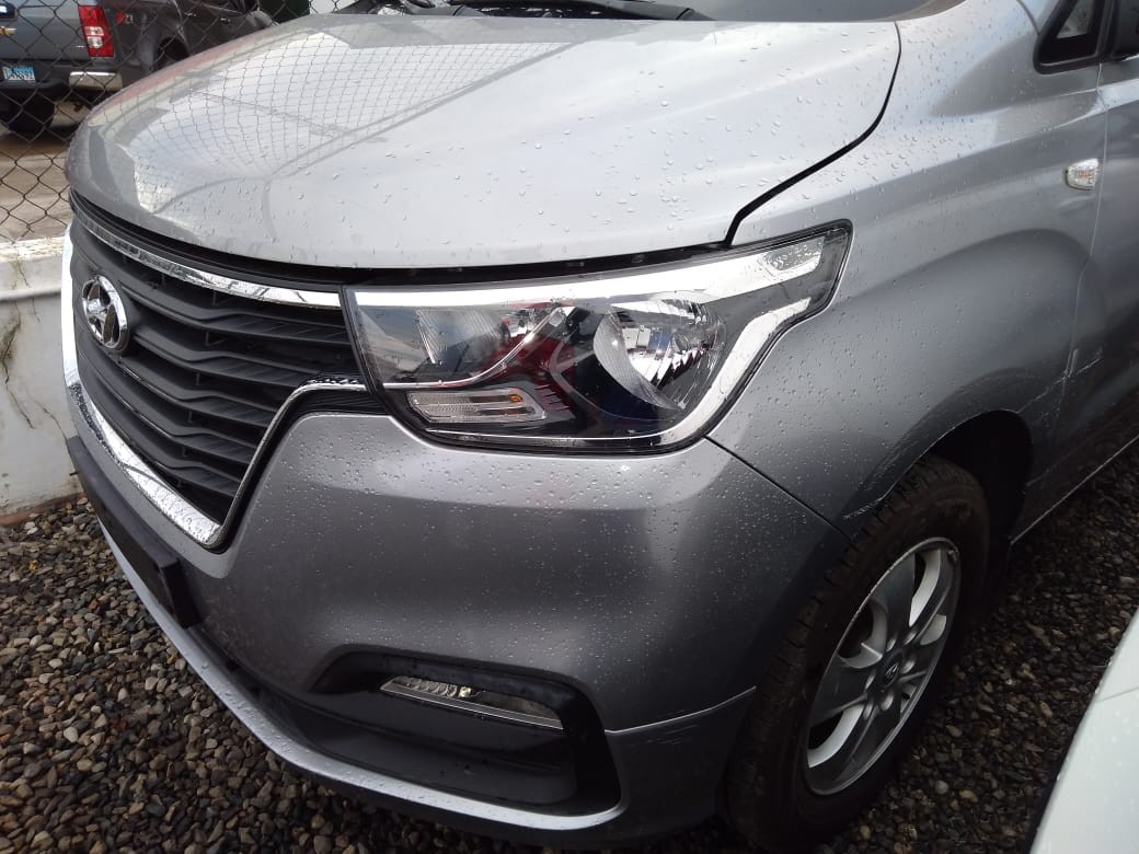 jeepetas y camionetas - HYUNDAI GRAND STAREX 2018 GRISDESDE: RD$1,300.100