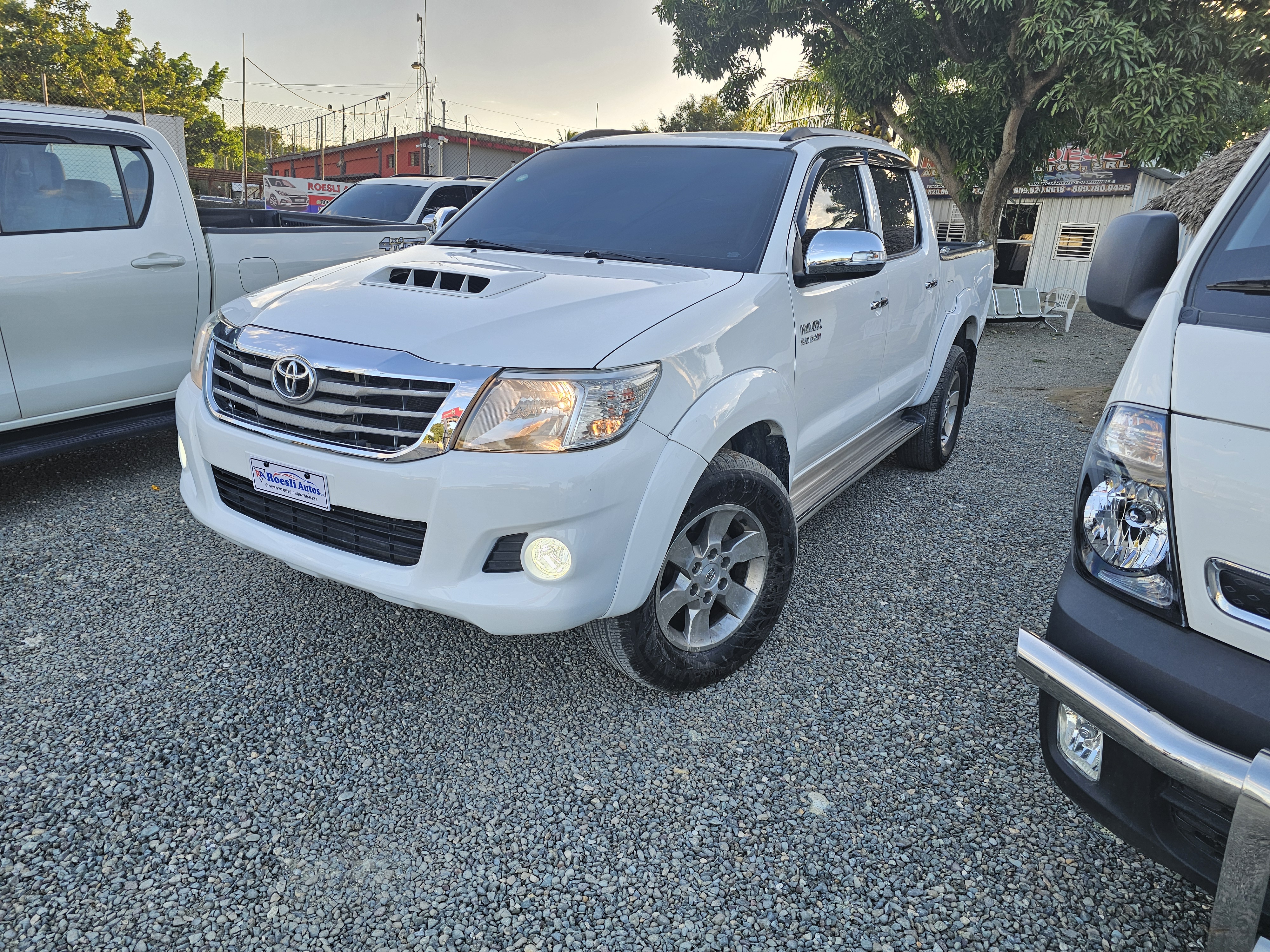 jeepetas y camionetas - Toyota hilux srv 2013