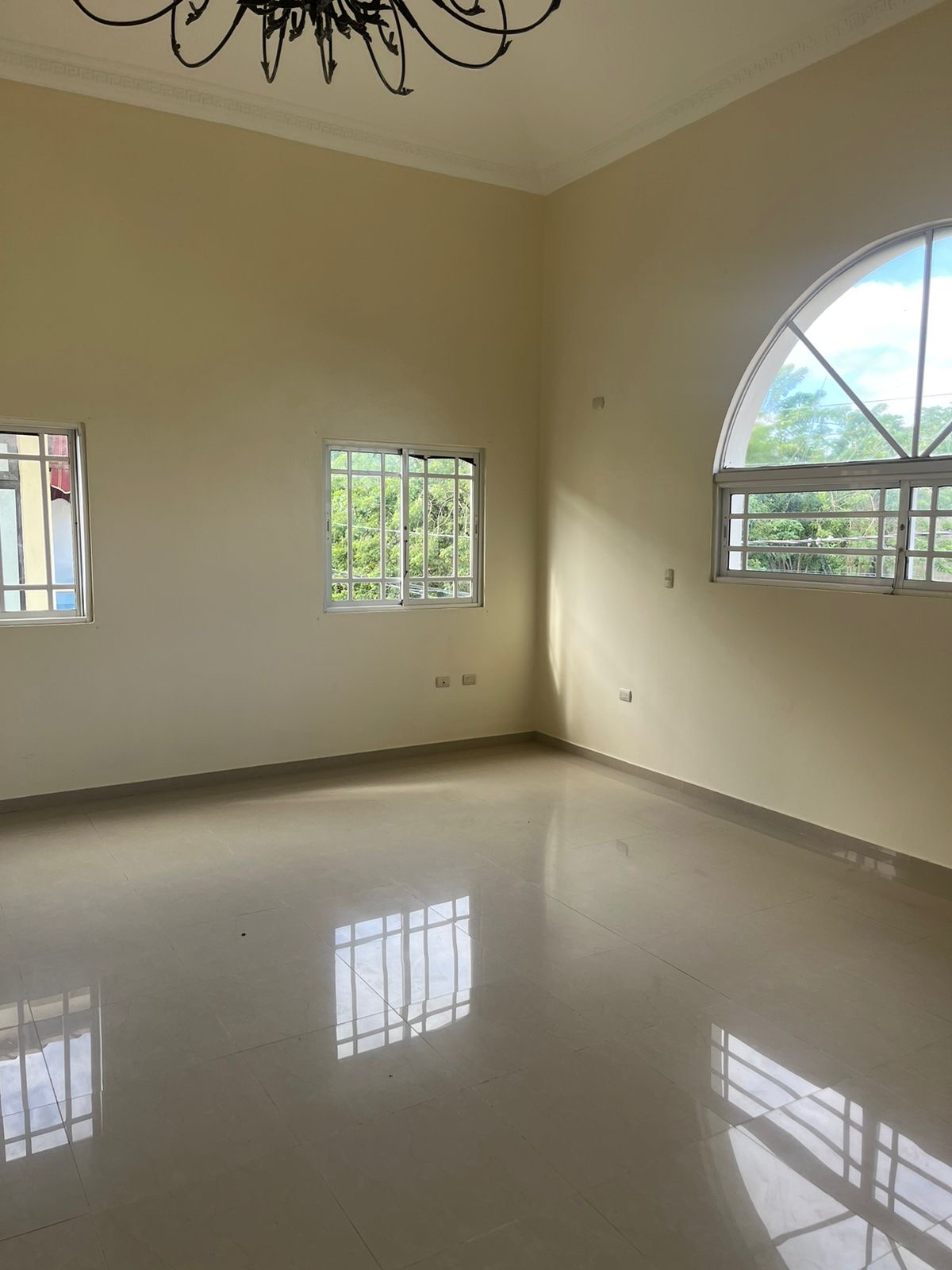 casas - Se Vende y Renta Espaciosa Casa en Exclusiva Urbanización en Puerto Plata, RD. 4