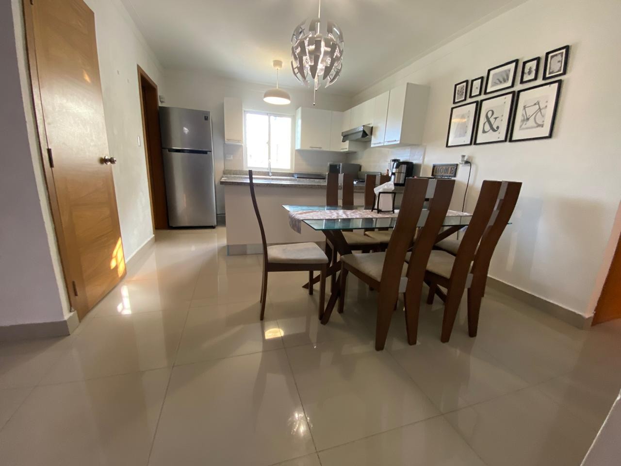 apartamentos - EN VENTA BUEN  APARTAMENTO MUEBLADO EN EL SECTOR DEL QUISQUEYA. TERCER PISO 


� 1