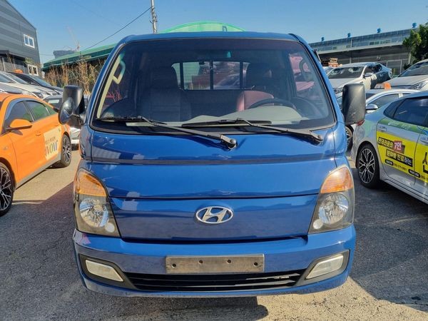 jeepetas y camionetas - HYUNDAI PORTER H100 CAMION 2017DESDE: RD$950,000-Automático