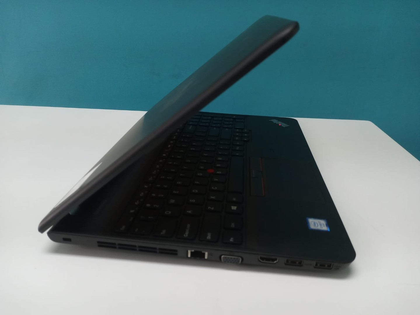 computadoras y laptops - Laptop, Lenovo ThinkPad E560 / 6th Gen, Intel Core i7 / 8GB DDR3 / 256GB SSD 4