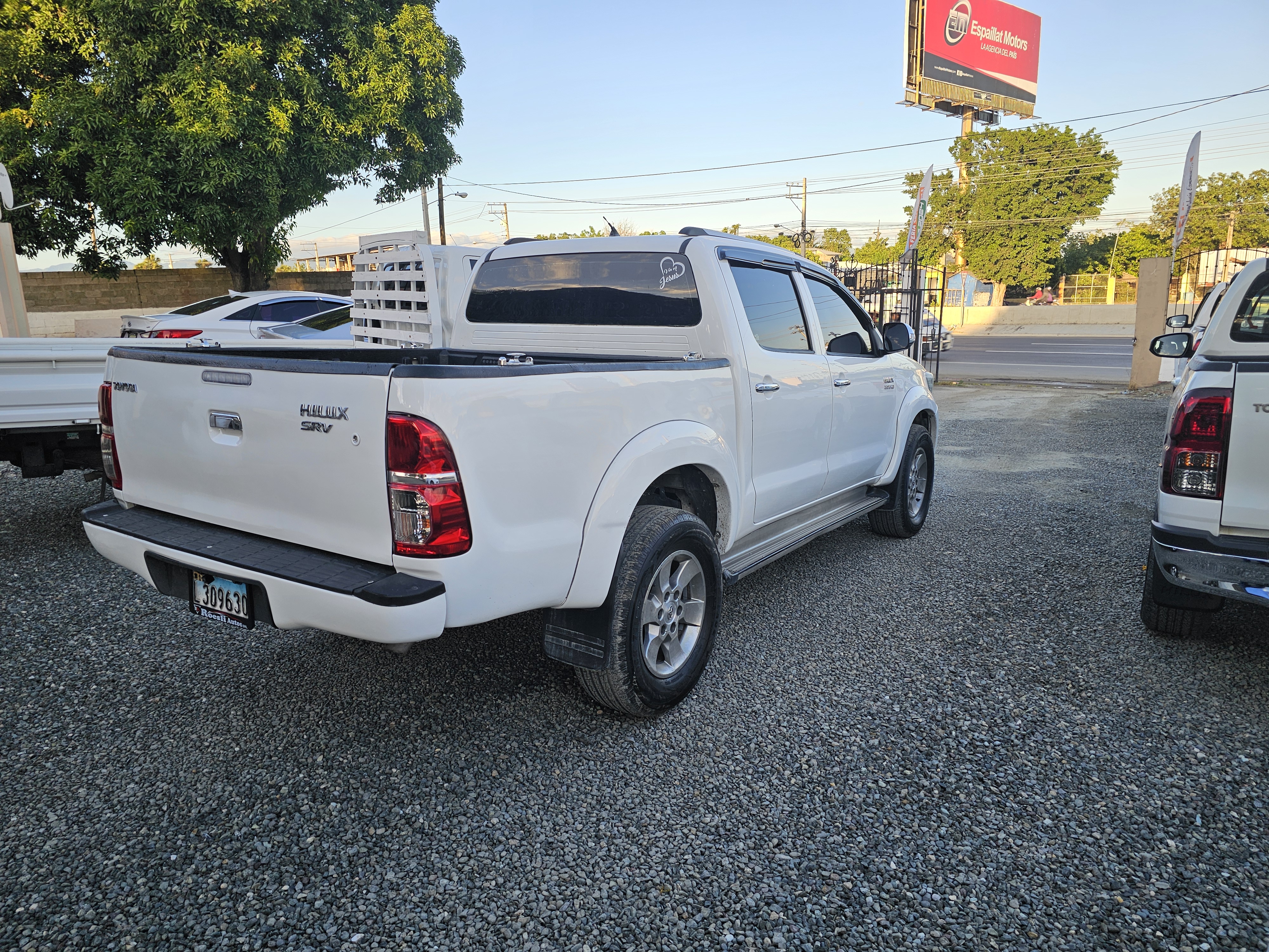 jeepetas y camionetas - Toyota hilux srv 2013 1