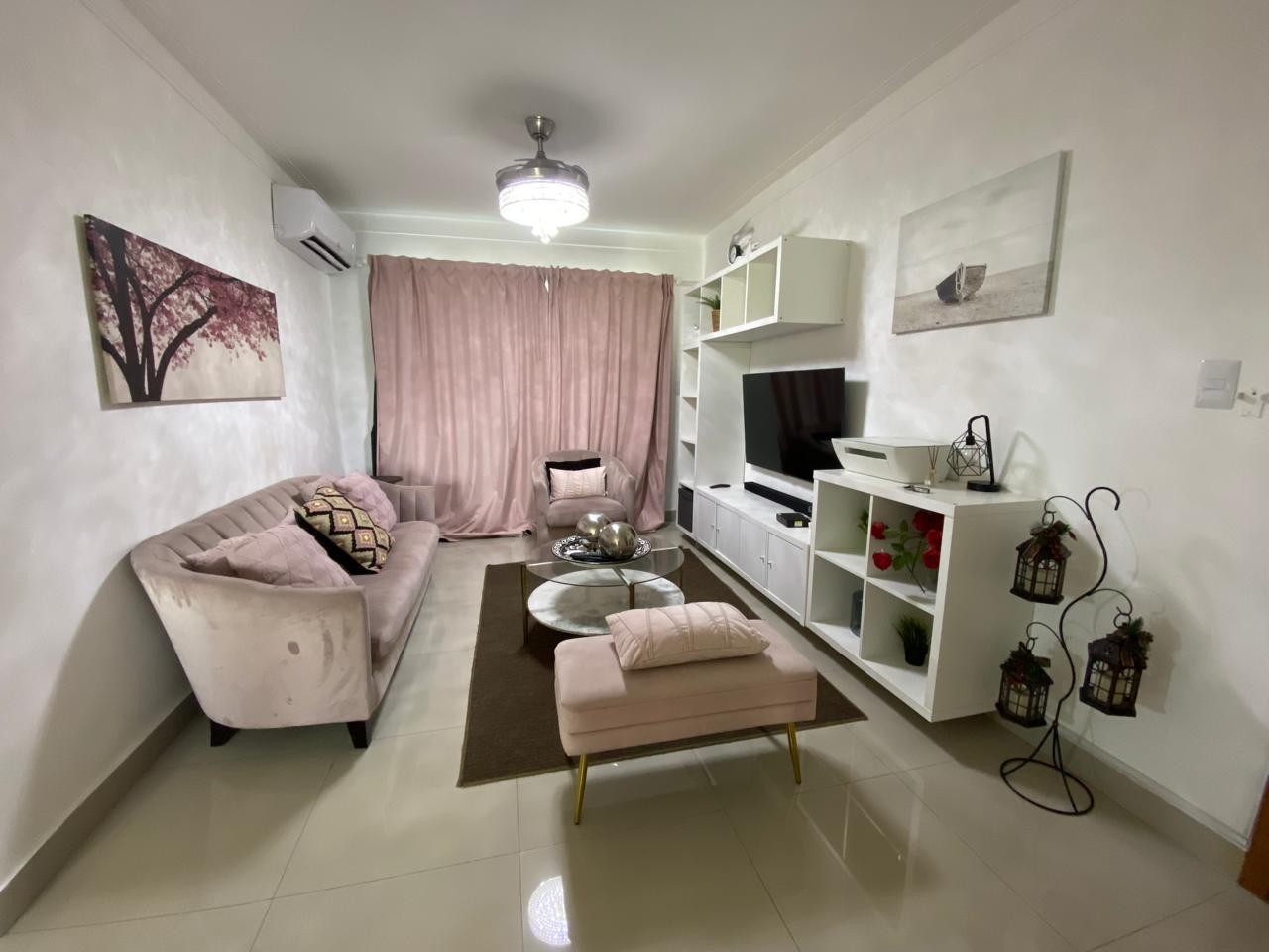 apartamentos - EN VENTA BUEN  APARTAMENTO MUEBLADO EN EL SECTOR DEL QUISQUEYA. TERCER PISO 


� 2