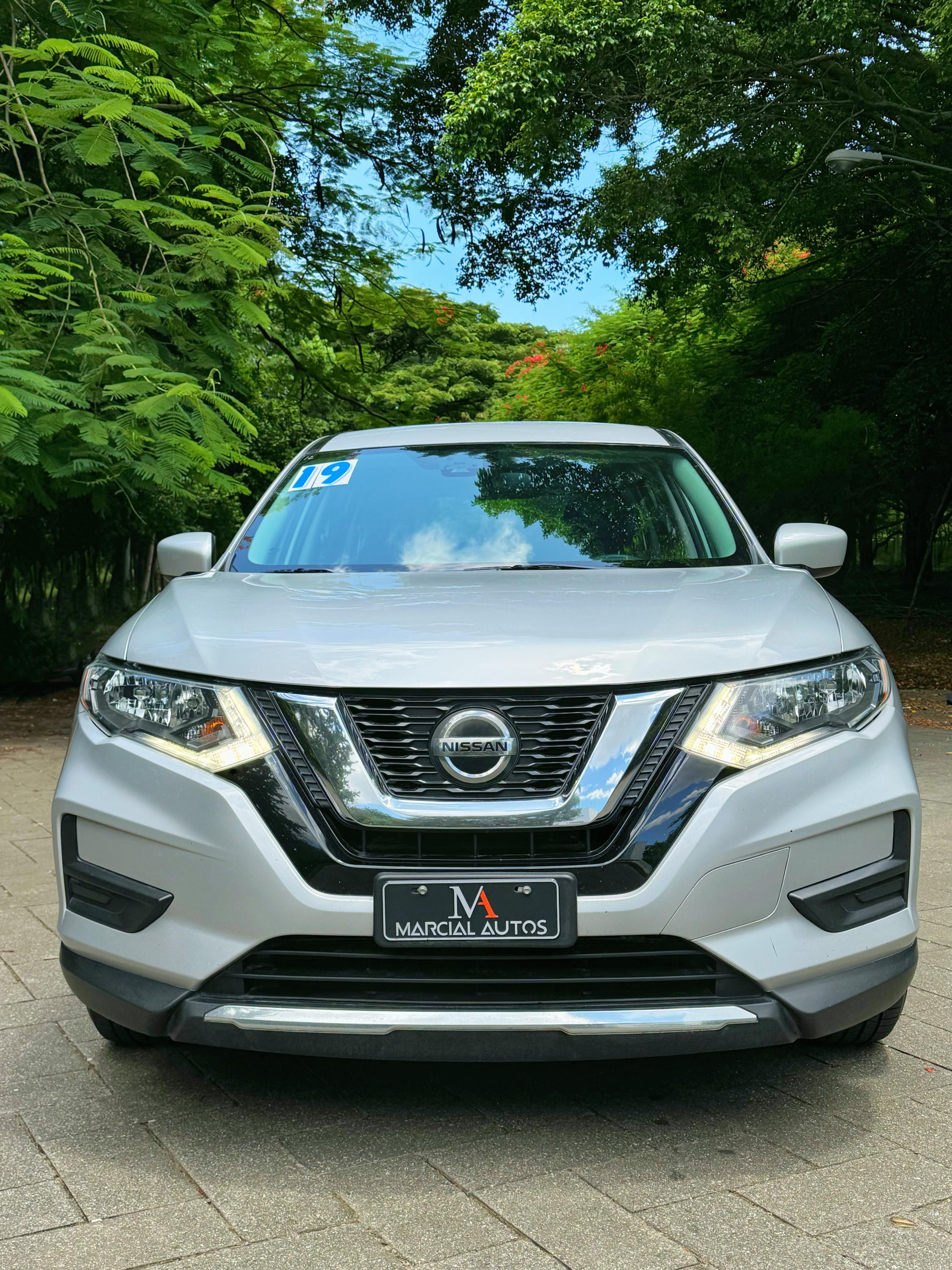 jeepetas y camionetas - Gran oportunidad de montarte en esta Nissan rogué 2019 excelente condiciones  1