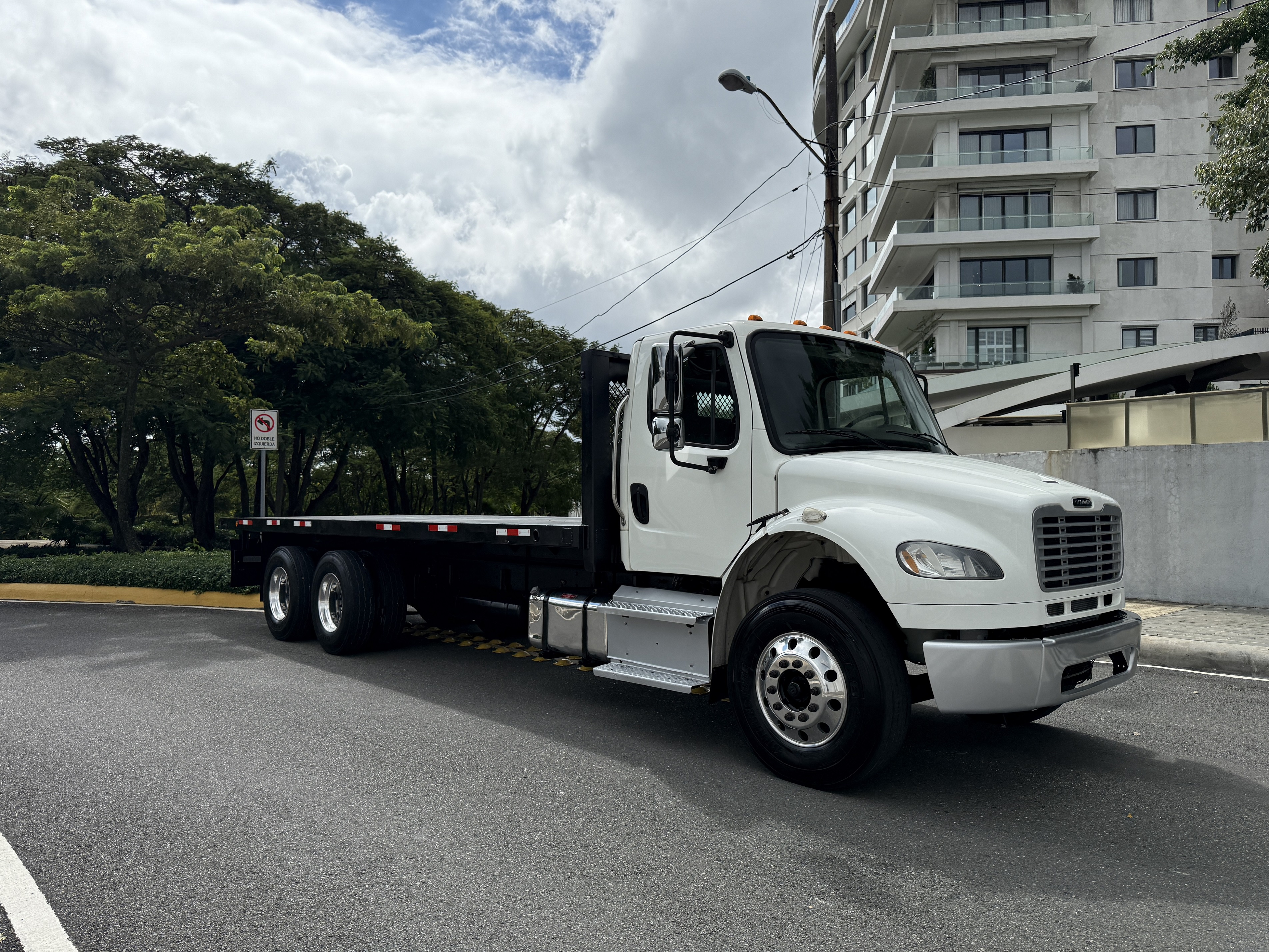 camiones y vehiculos pesados - 2014 Freightliner M2 Doble Eje Plataforma