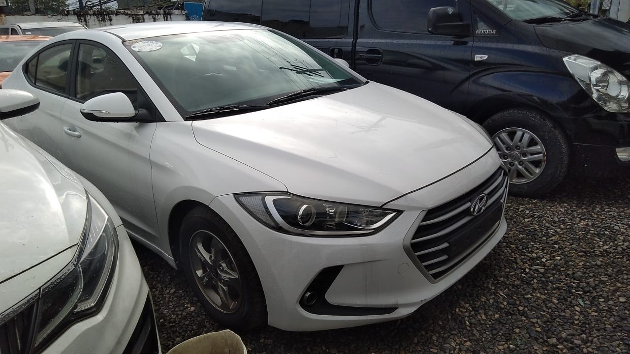 carros - HYUNDAI AVANTE 2018 BLANCO 4