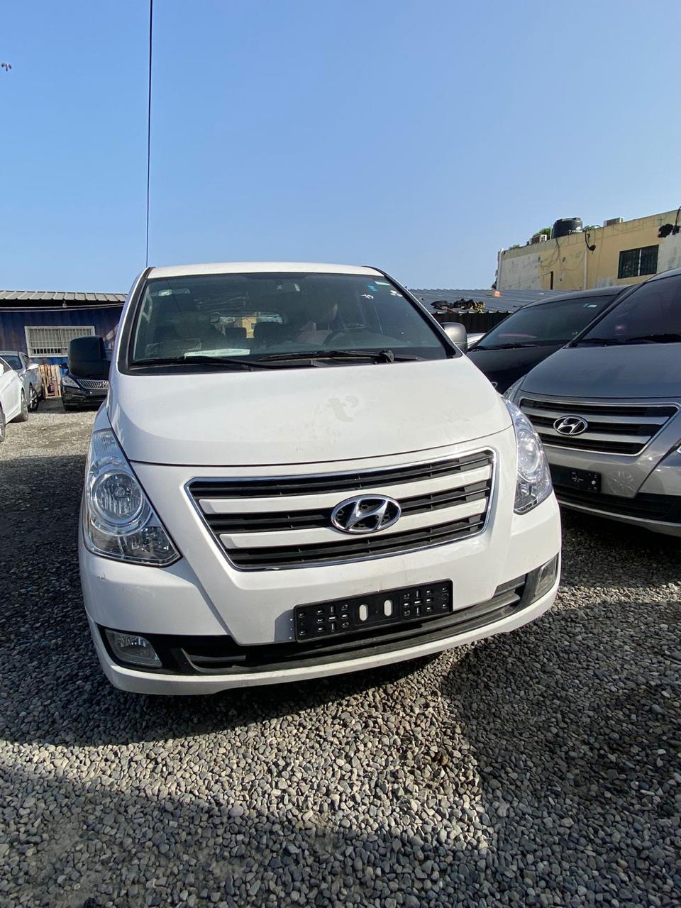 jeepetas y camionetas - HYUNDAI STAREX 2017 BLANCA 