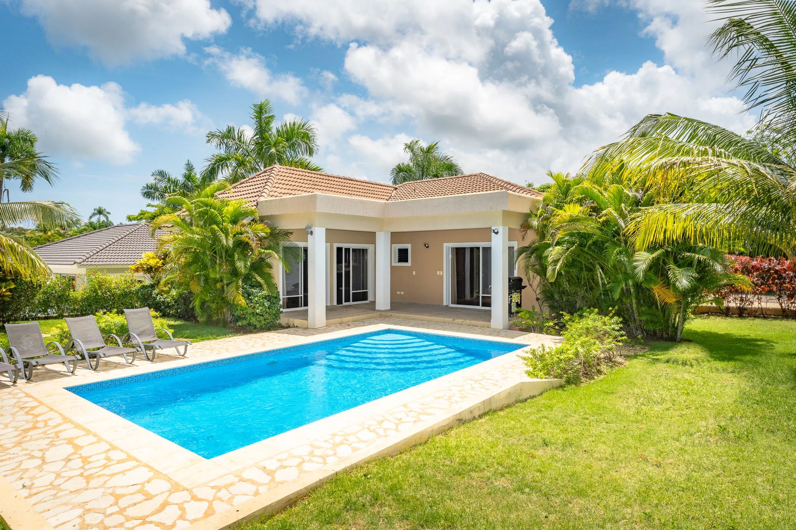 casas vacacionales y villas - Villa de 3 Habitaciones Amueblada en Sosua 