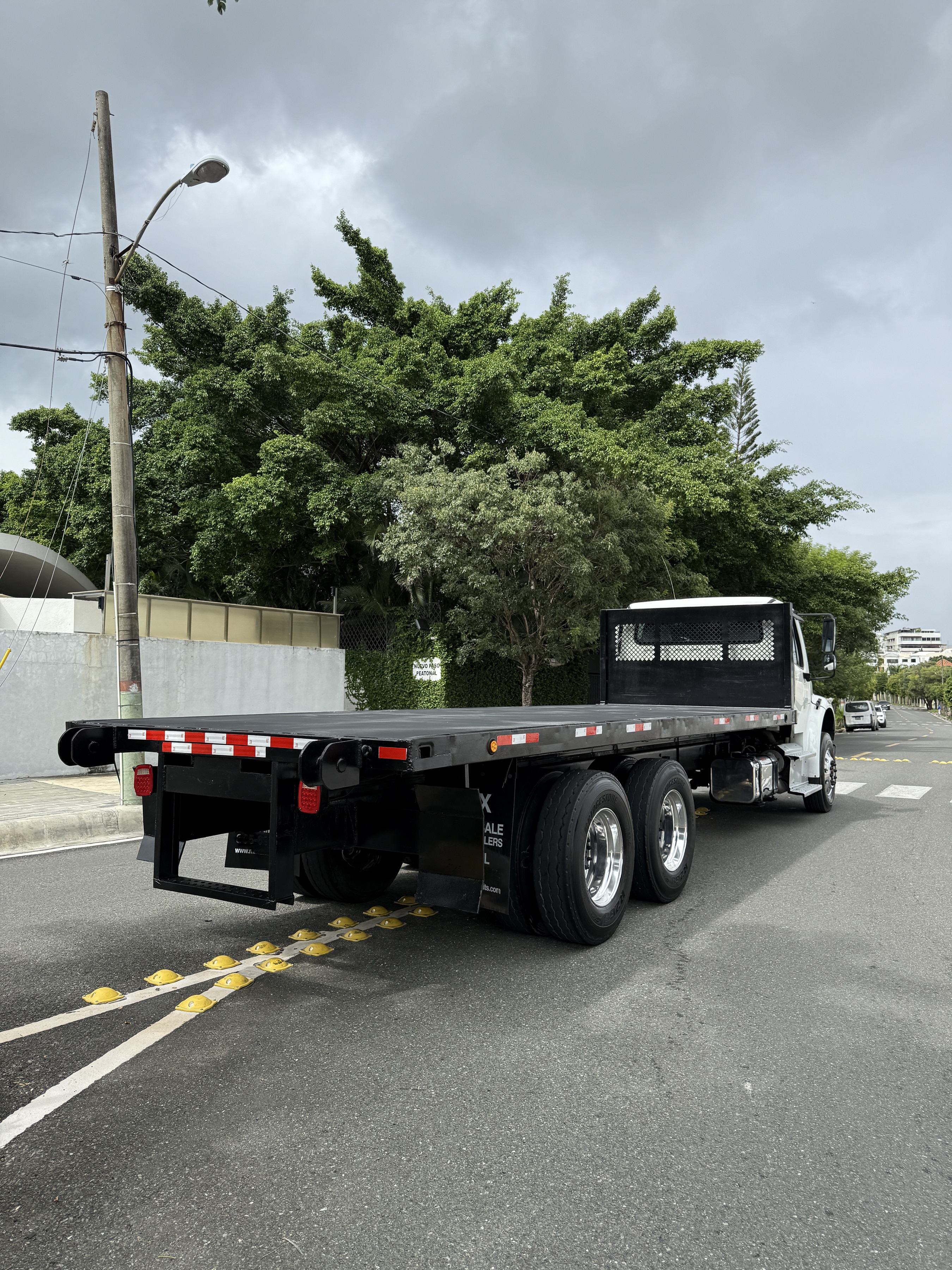 camiones y vehiculos pesados - 2014 Freightliner M2 Doble Eje Plataforma 2