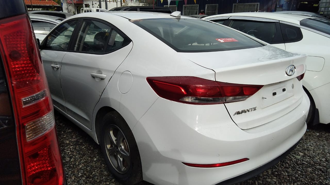 carros - HYUNDAI AVANTE 2018 BLANCO 6