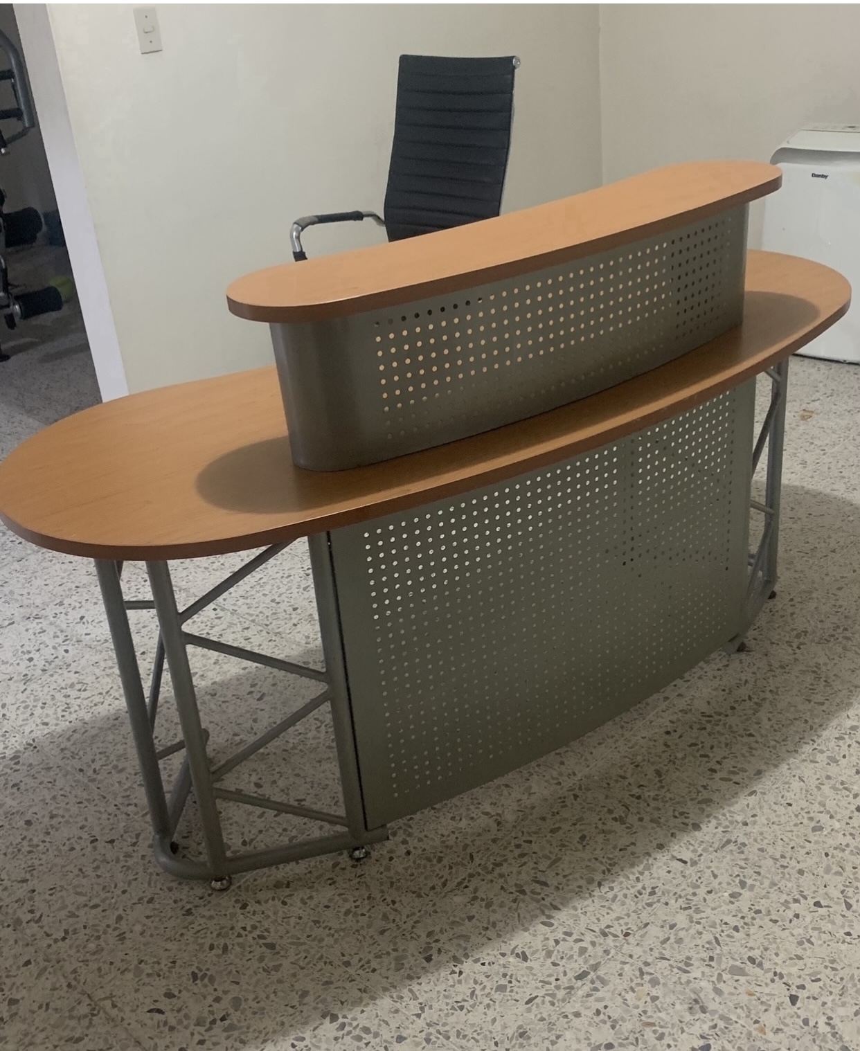 equipos profesionales - Escritorio Counter con su silla  1