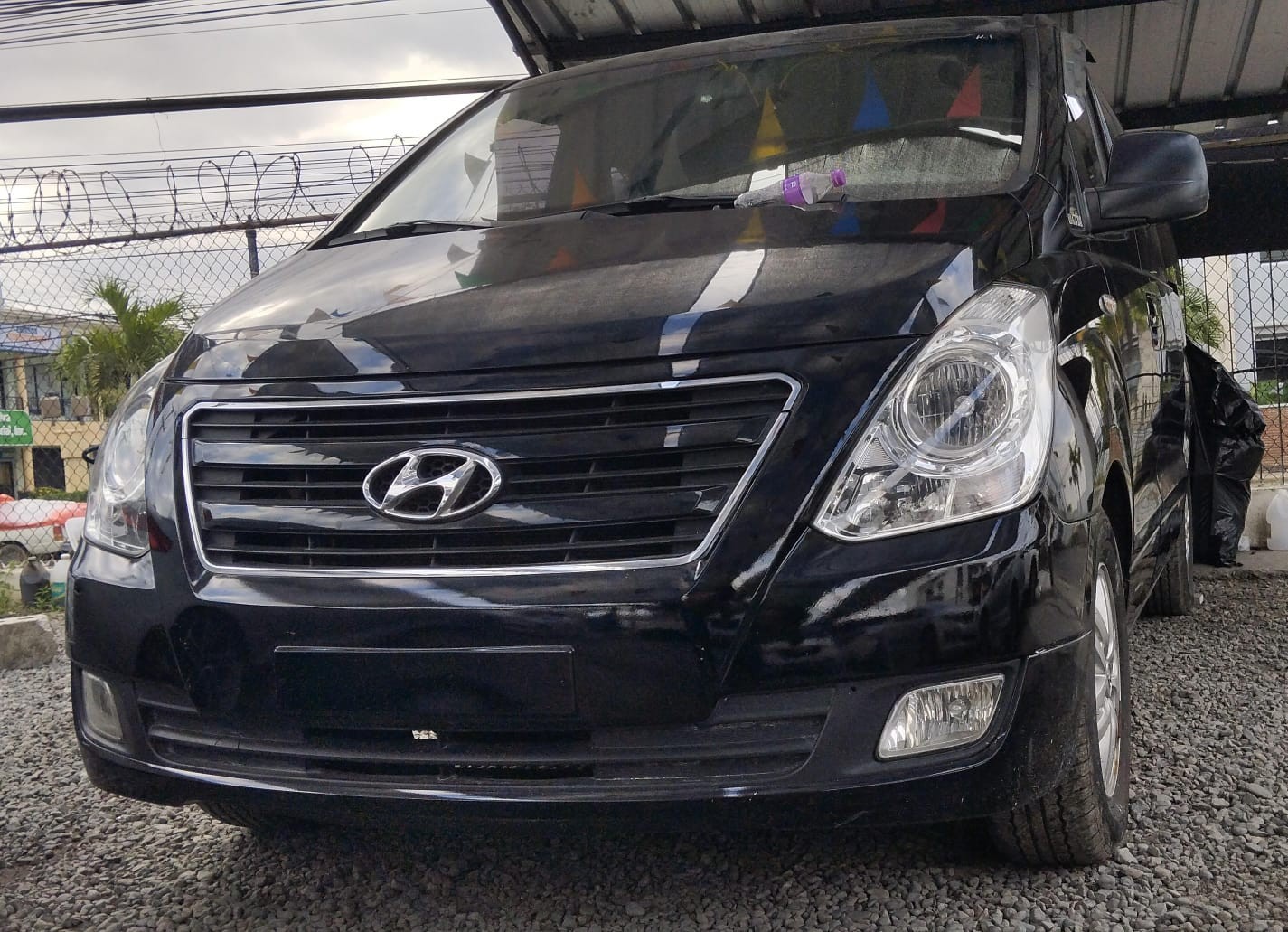 jeepetas y camionetas - HYUNDAI GRAND STAREX 2017 NEGRA 1