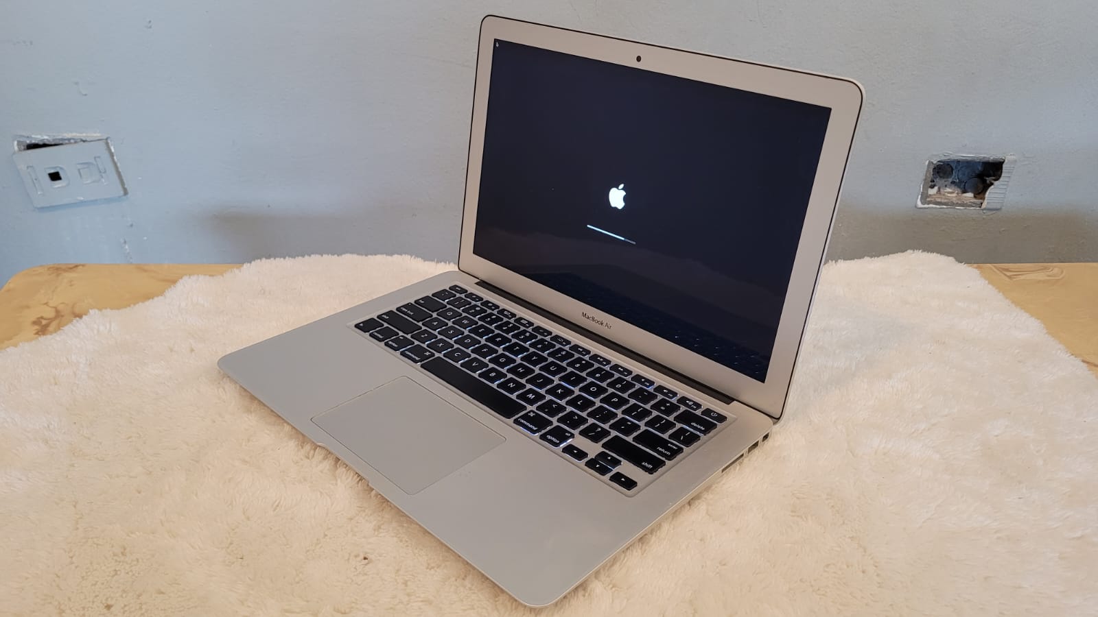 computadoras y laptops - Macbook Air 2015 core i5 4GB 128 SSD 13.3 PLG 3