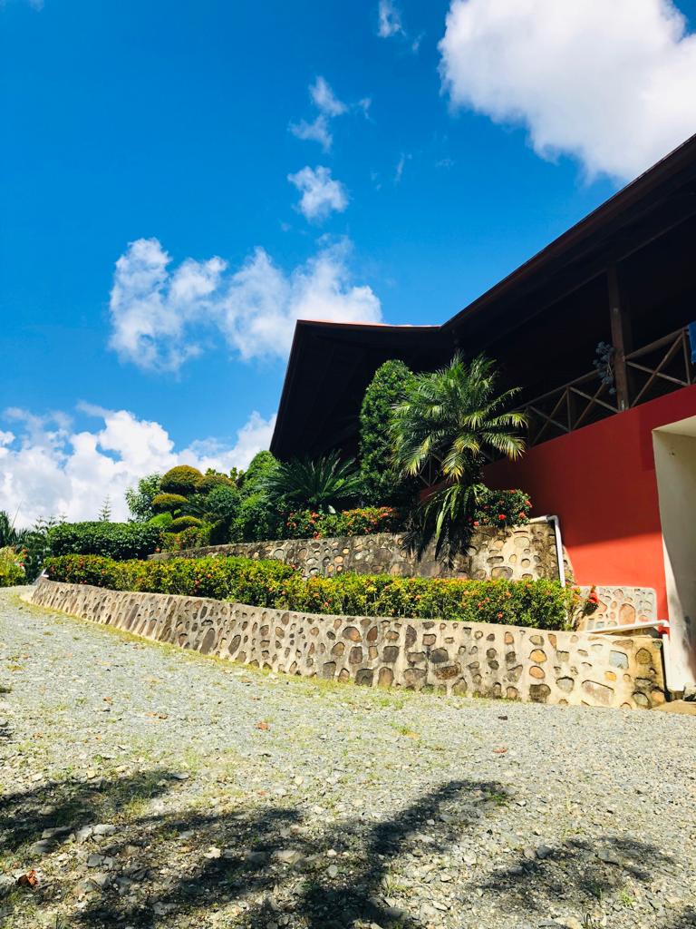 casas vacacionales y villas - Vendo finca en monte plata con casa de veraneo excelente para ganado y siembra 8