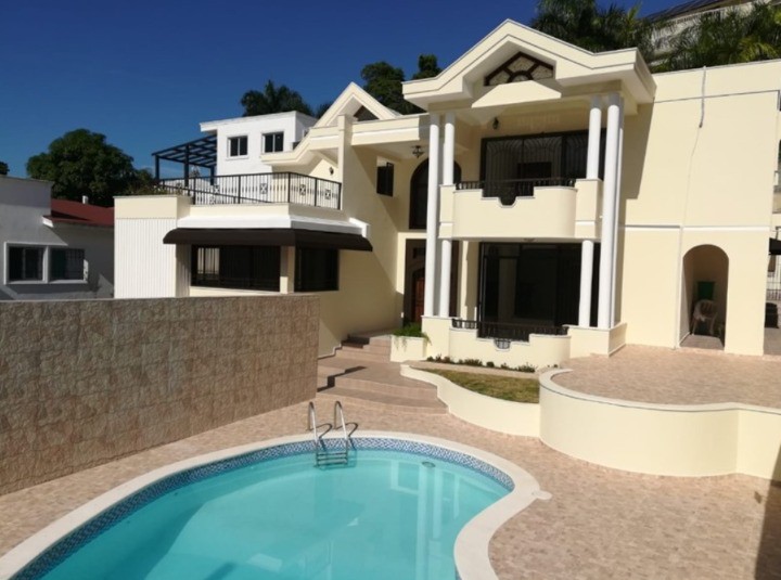 casas - Hermosa casa en alquiler con piscina en Arroyo Hondo lll

