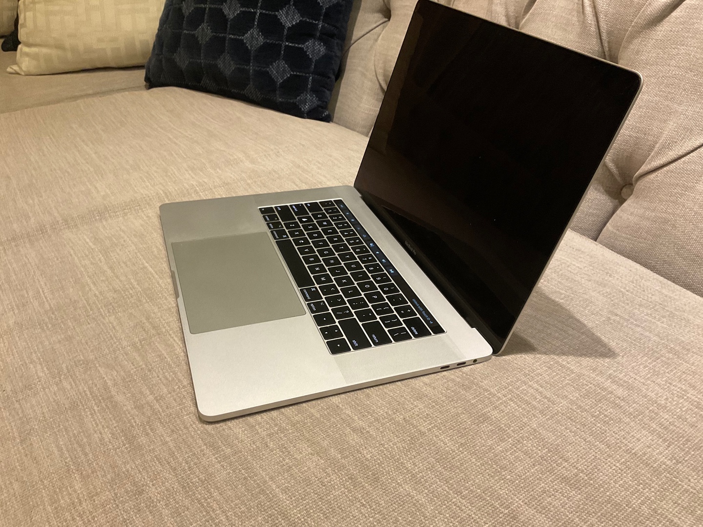 computadoras y laptops - Vendo MacBook Pro 15in 2017 Touch Bar 5