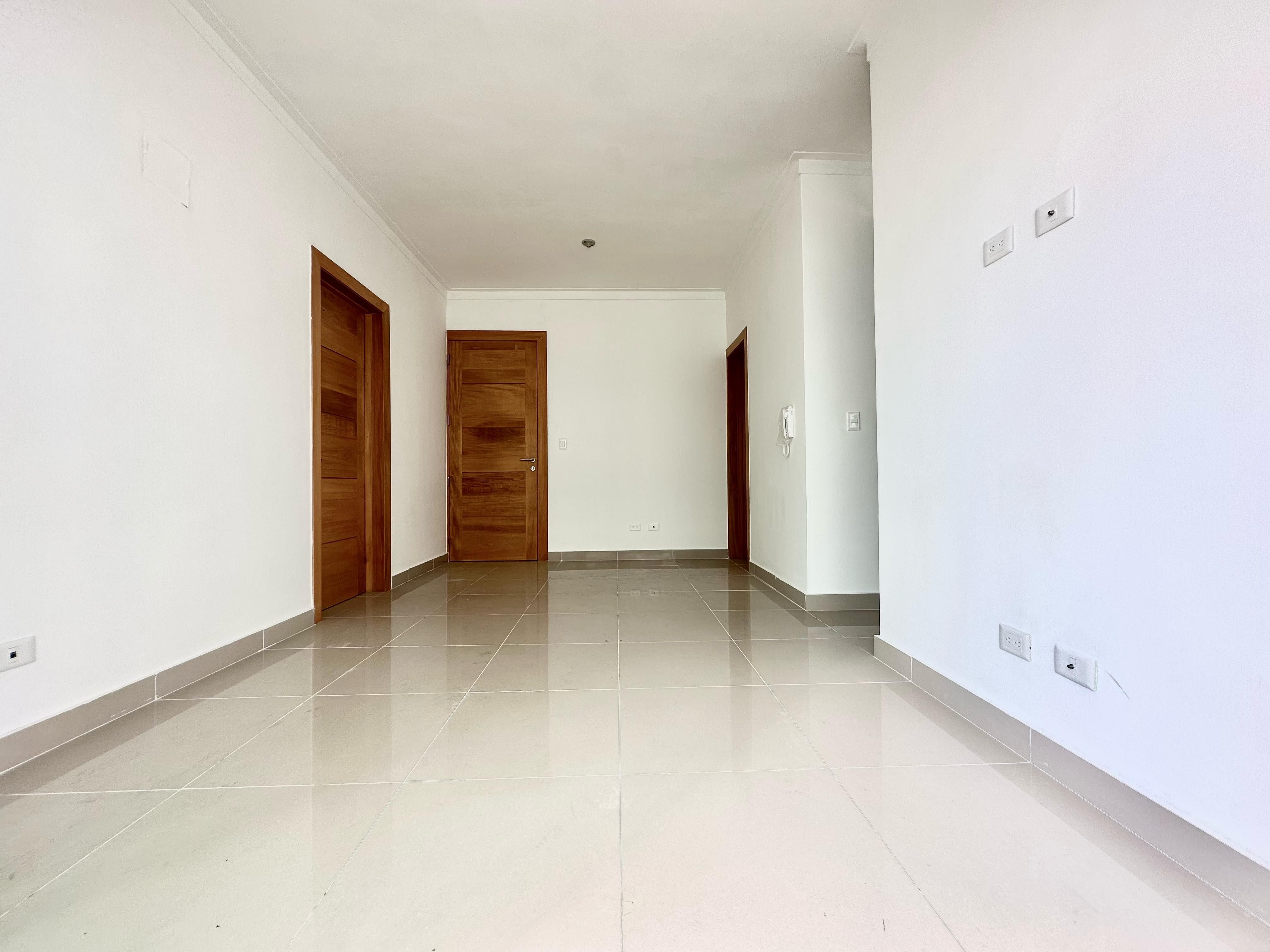 apartamentos - Alquiló Evaristo morales una hab 1.5 baños parqueo 9