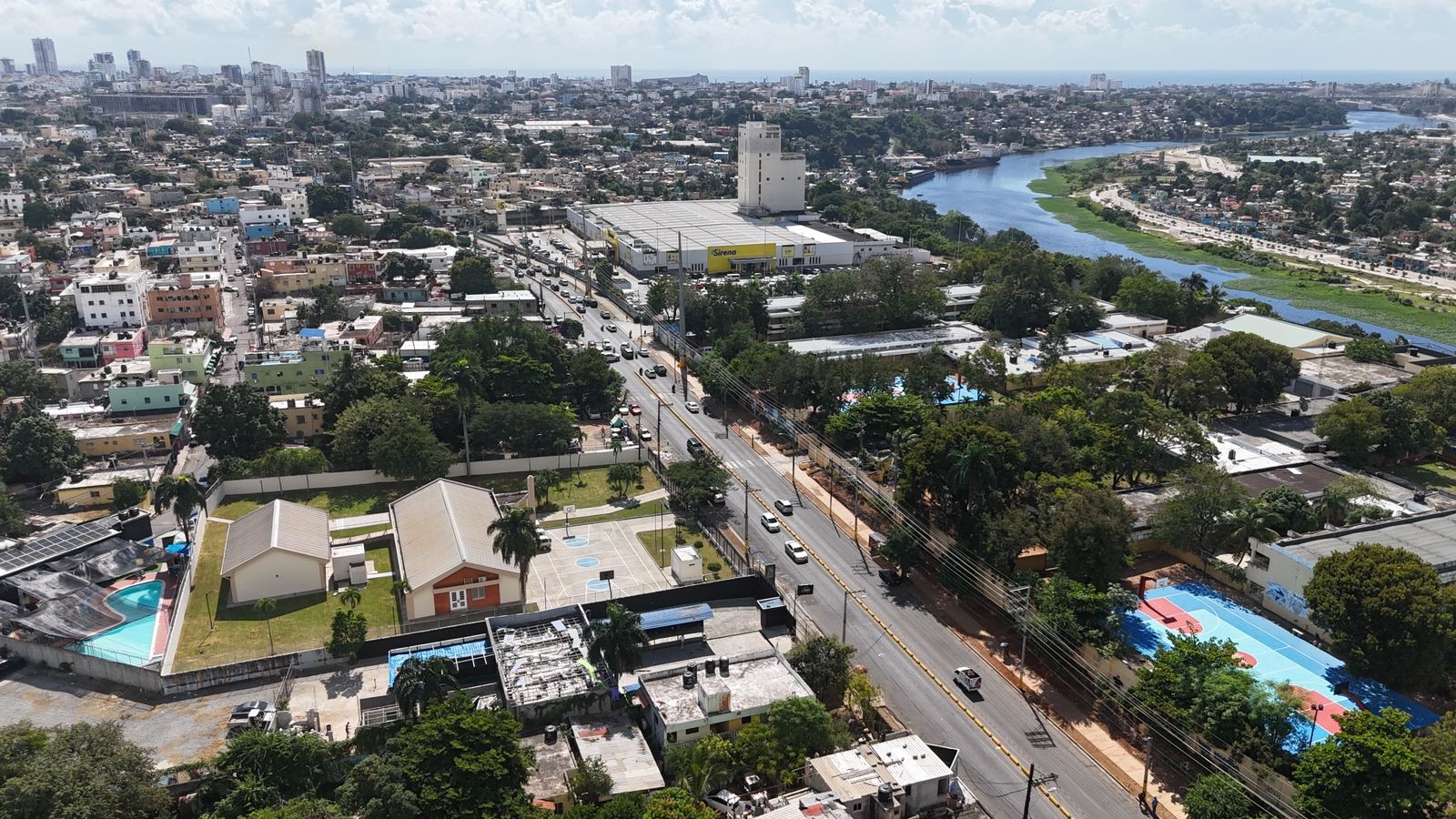 oficinas y locales comerciales - Discoteca y Carwash en venta en la Av. Venezuela  3