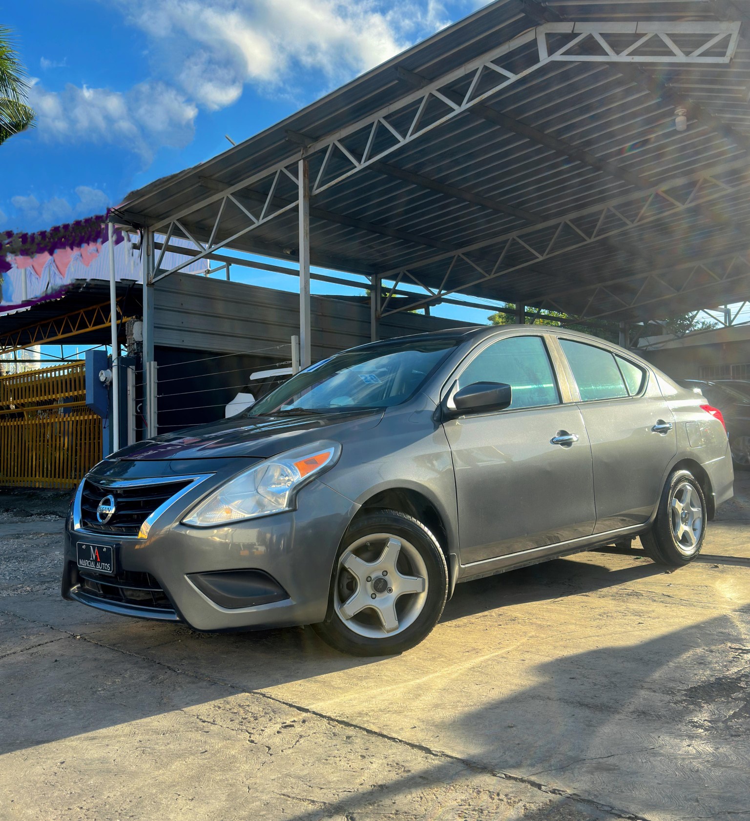 carros - Aprovecha y montate en este Nissan versa SV 2017 recién importado 